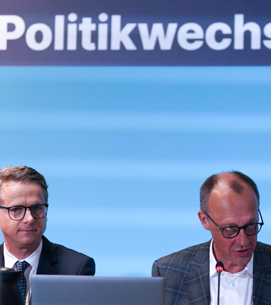 Friedrich Merz (r), Kanzlerkandidat und Parteivorsitzender der CDU, und Carsten Linnemann, Generalsekretär der CDU, sitzen zu Beginn der Winterklausur des CDU-Bundesvorstands im Design Offices Hamburg Hammerbrook.