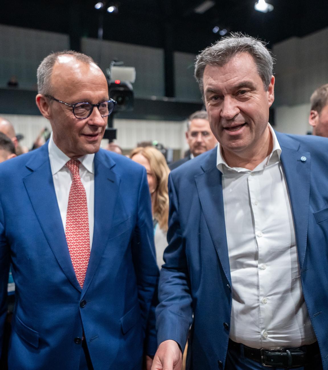 Berlin: Friedrich Merz (l), CDU-Bundesvorsitzender, begrüßt Markus Söder (CSU), Ministerpräsident von Bayern, beim CDU-Bundesparteitag.