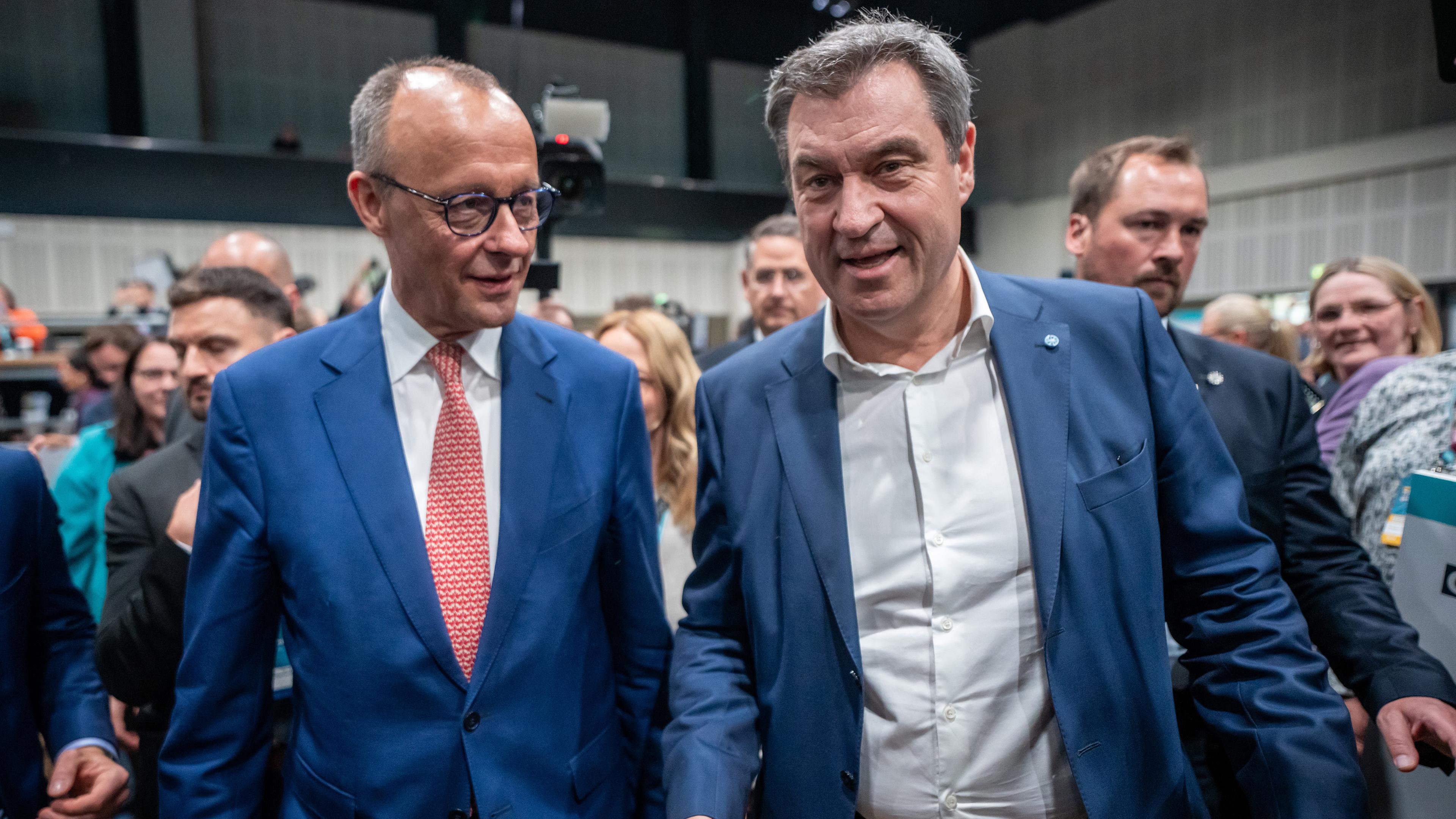 Berlin: Friedrich Merz (l), CDU-Bundesvorsitzender, begrüßt Markus Söder (CSU), Ministerpräsident von Bayern, beim CDU-Bundesparteitag.