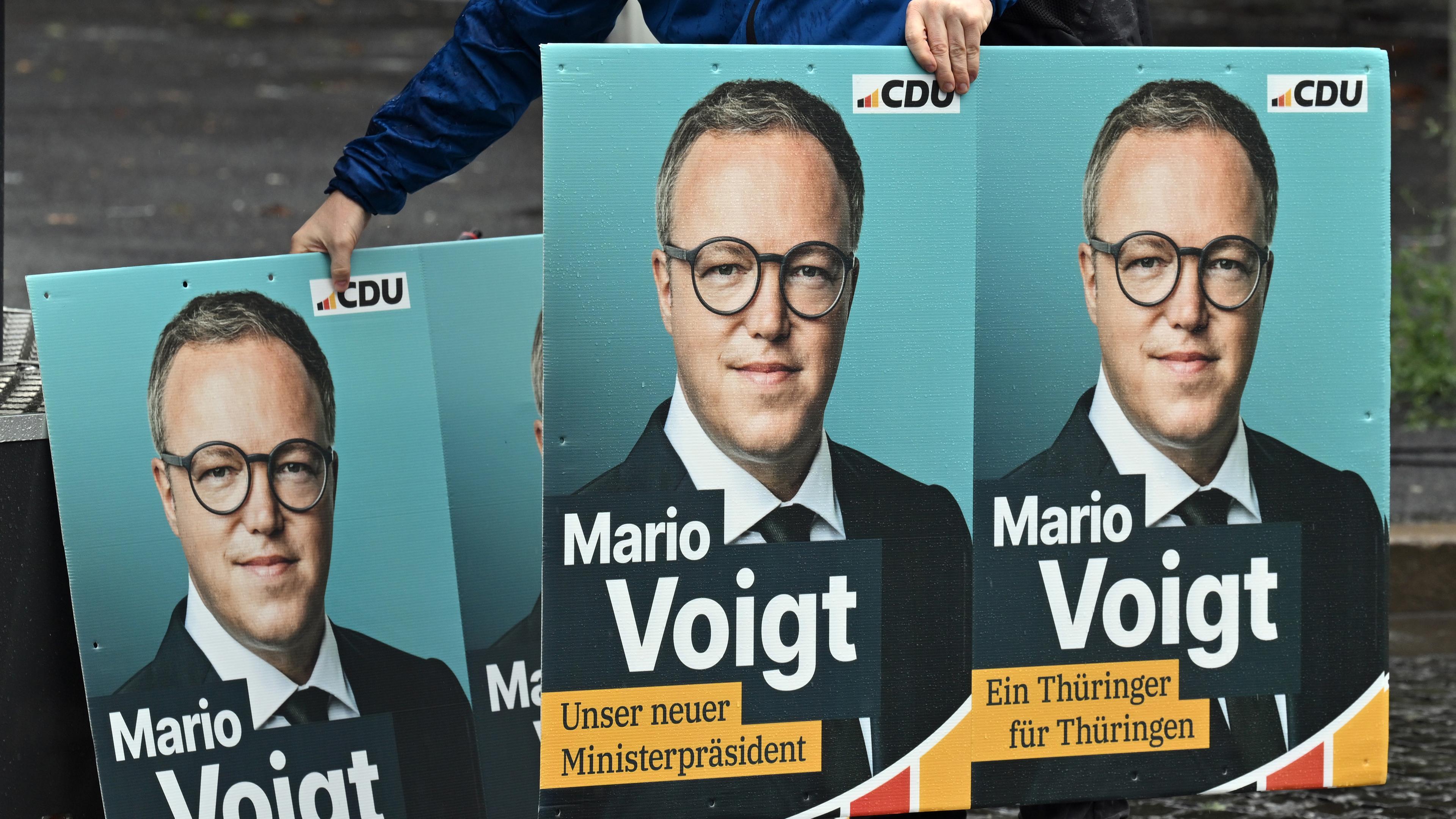 Der CDU-Landesvorsitzende und Spitzenkandidat zur Landtagswahl in Thüringen, Mario Voigt, ist auf Wahlplakaten zu sehen.