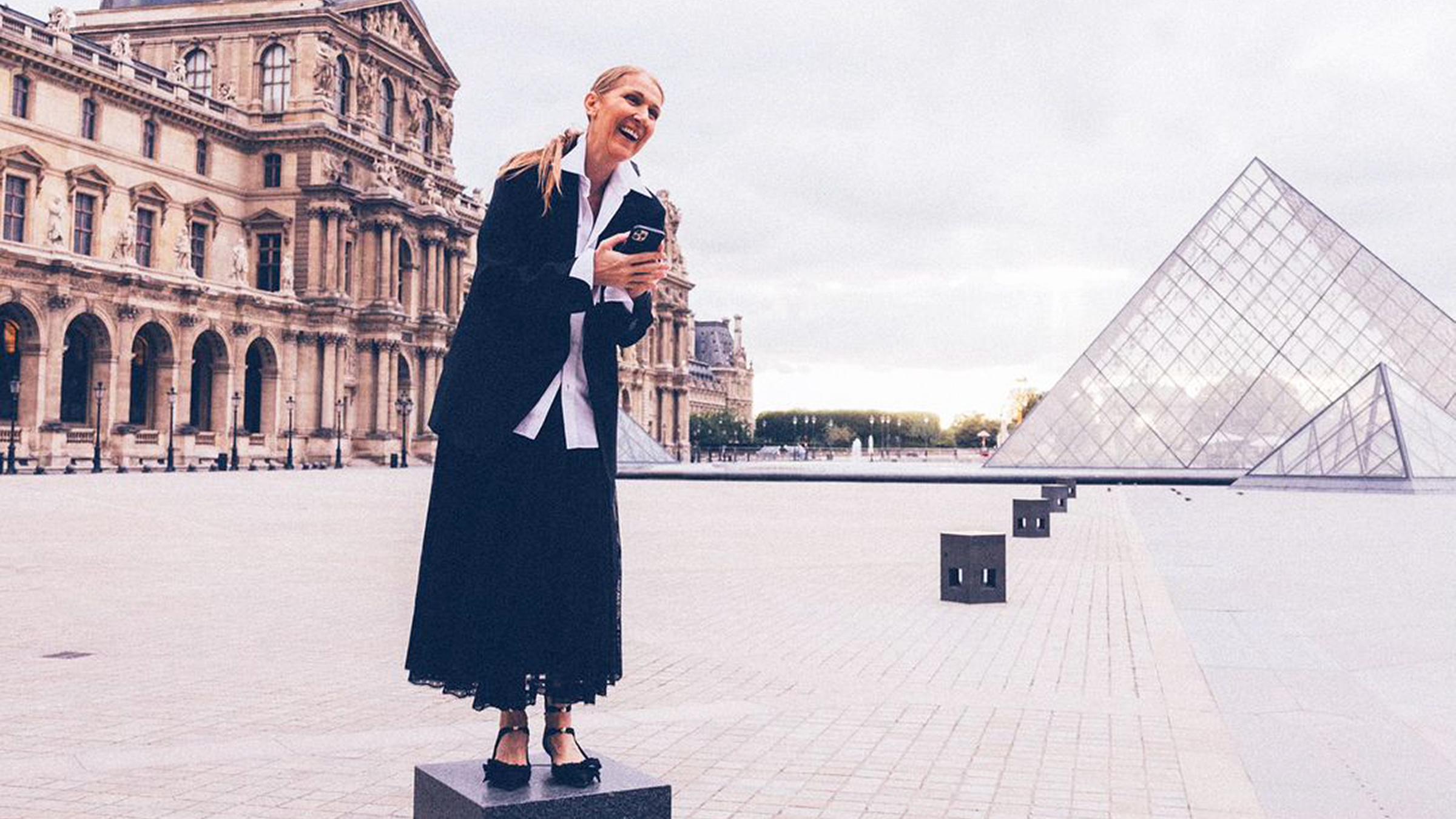 Céline Dion vor dem Pariser Louvre