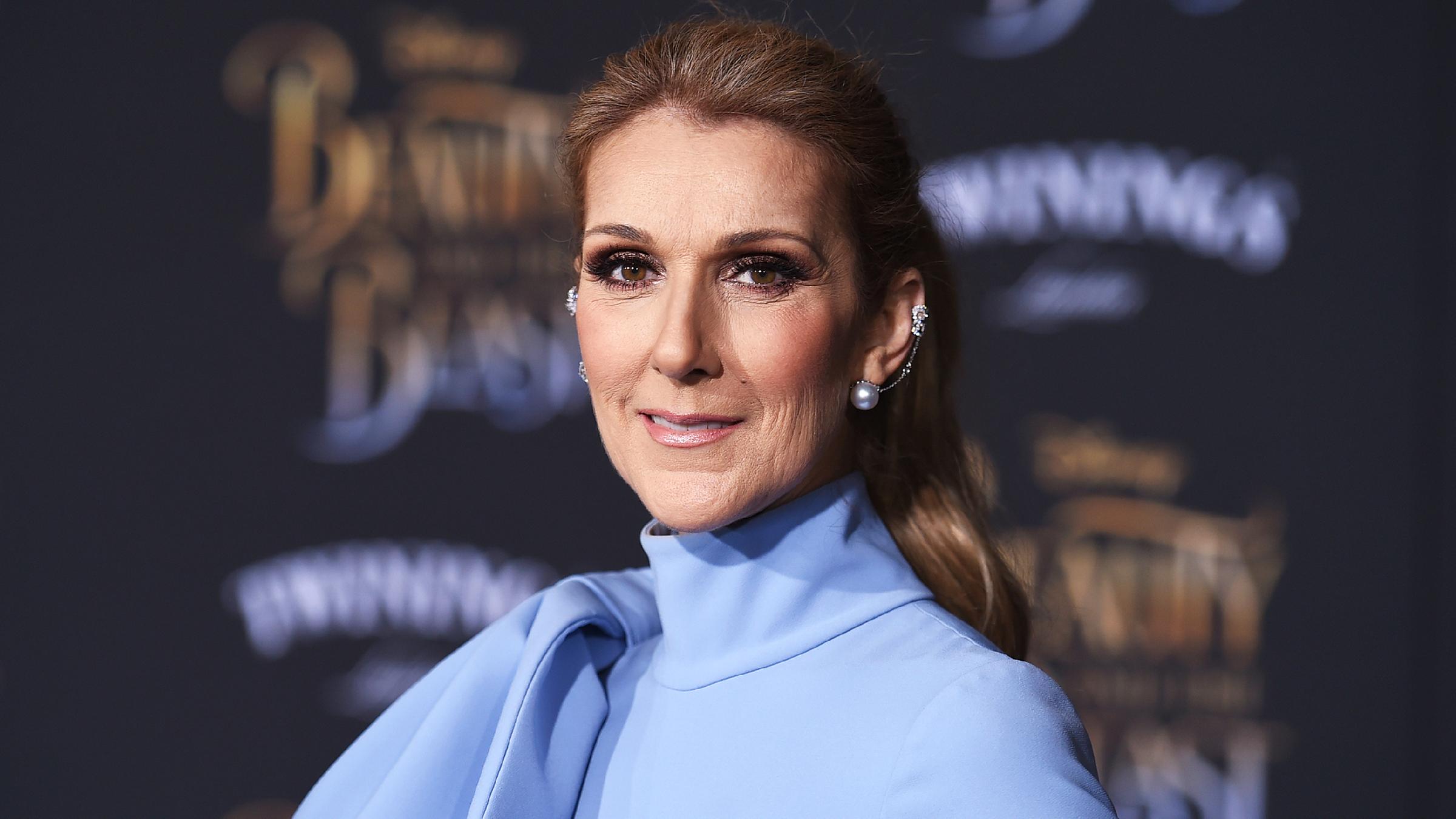 Céline Dion in einem hellblauen Oberteil