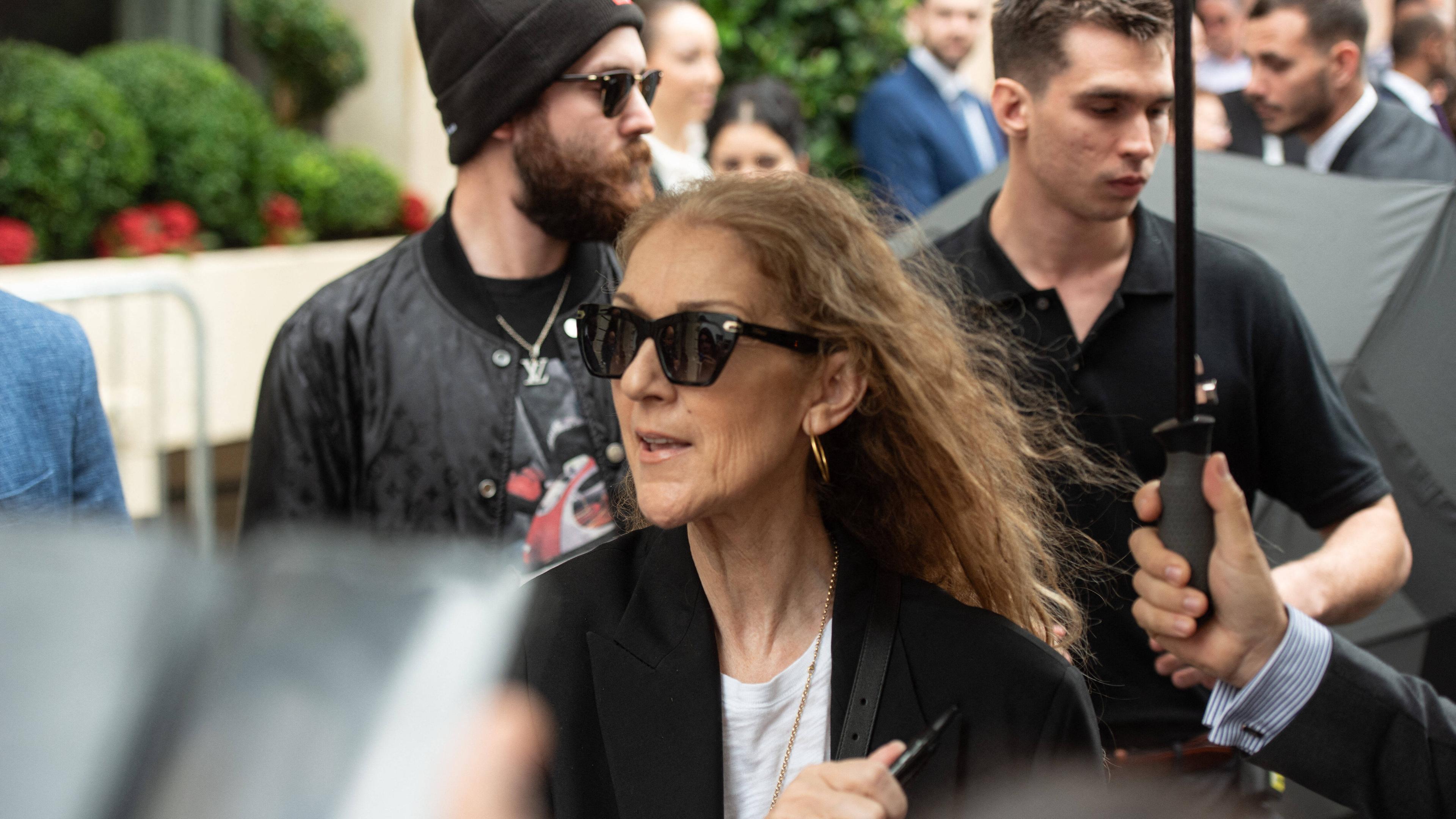 Céline Dion verlässt ein Hotel in Paris.