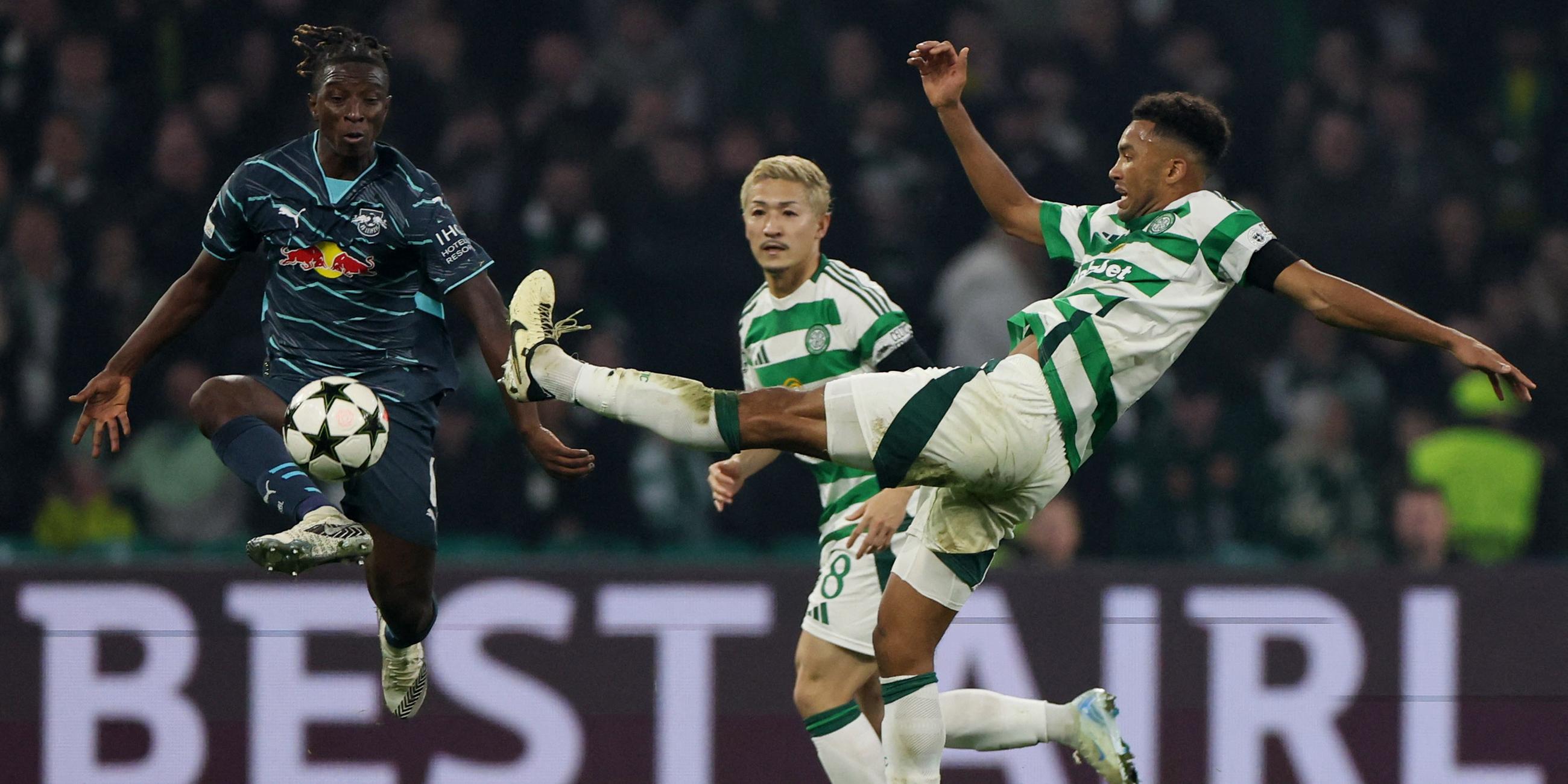 Leipzigs Amadou Haidara (li.) gegen Auston Trusty von Celtic Glasgow