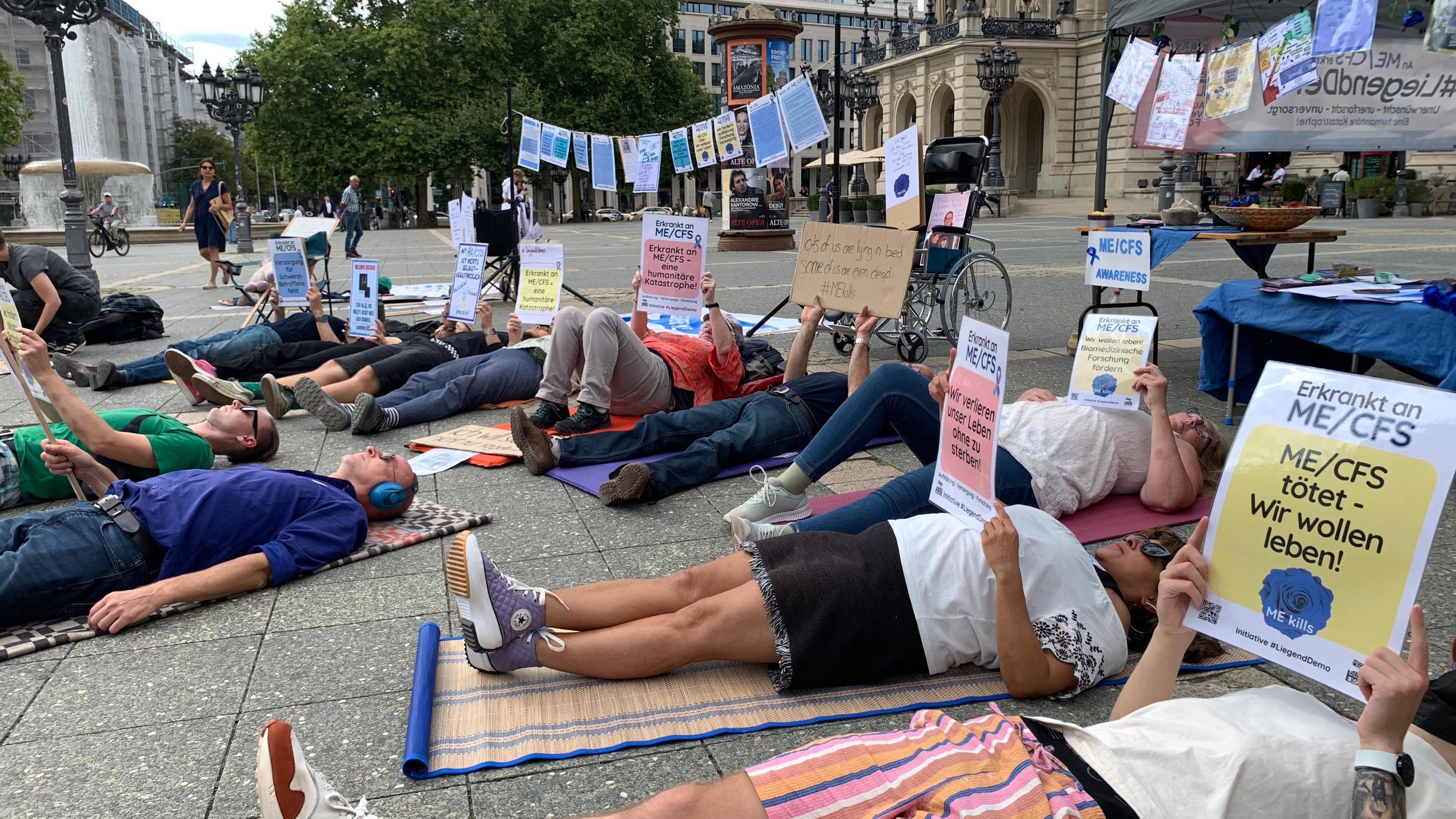 "Erkrankt an ME/CFS" - Protest für mehr Hilfe und Forschung in Frankfurt