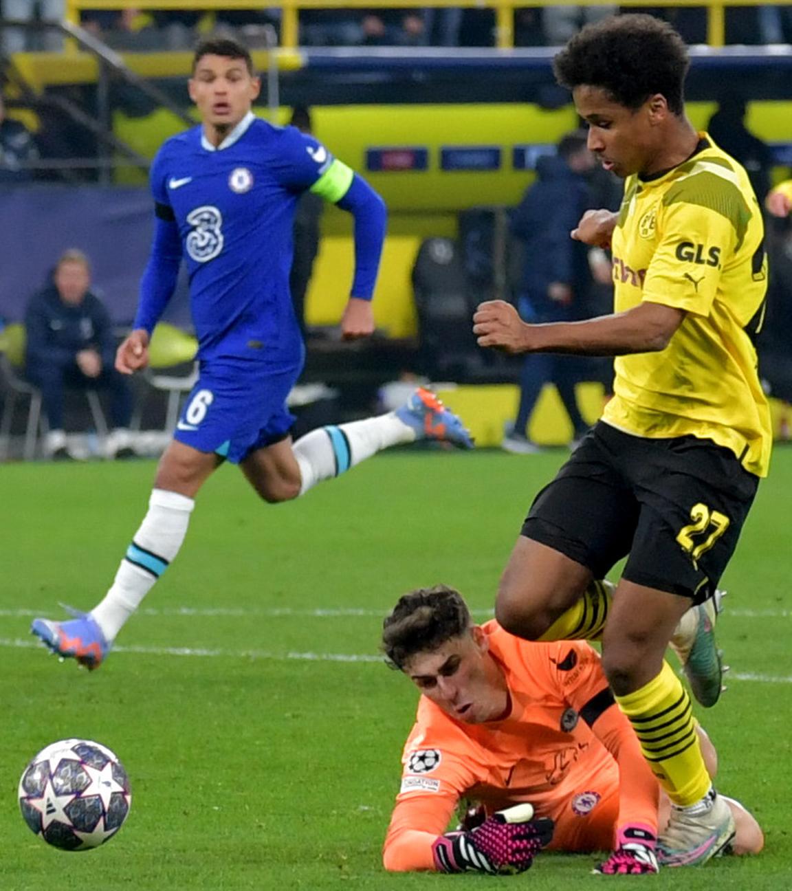 Dortmunds Karim Adeyemi (M) geht an Chelseas Torwart Kepa Arrizabalaga vorbei und trifft zum 1:0.