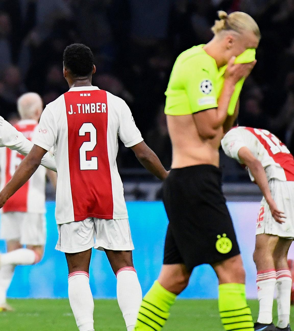 Ajax Amsterdam Spieler jubeln im Champions League-Spiel gegen Borussia Dortmund.