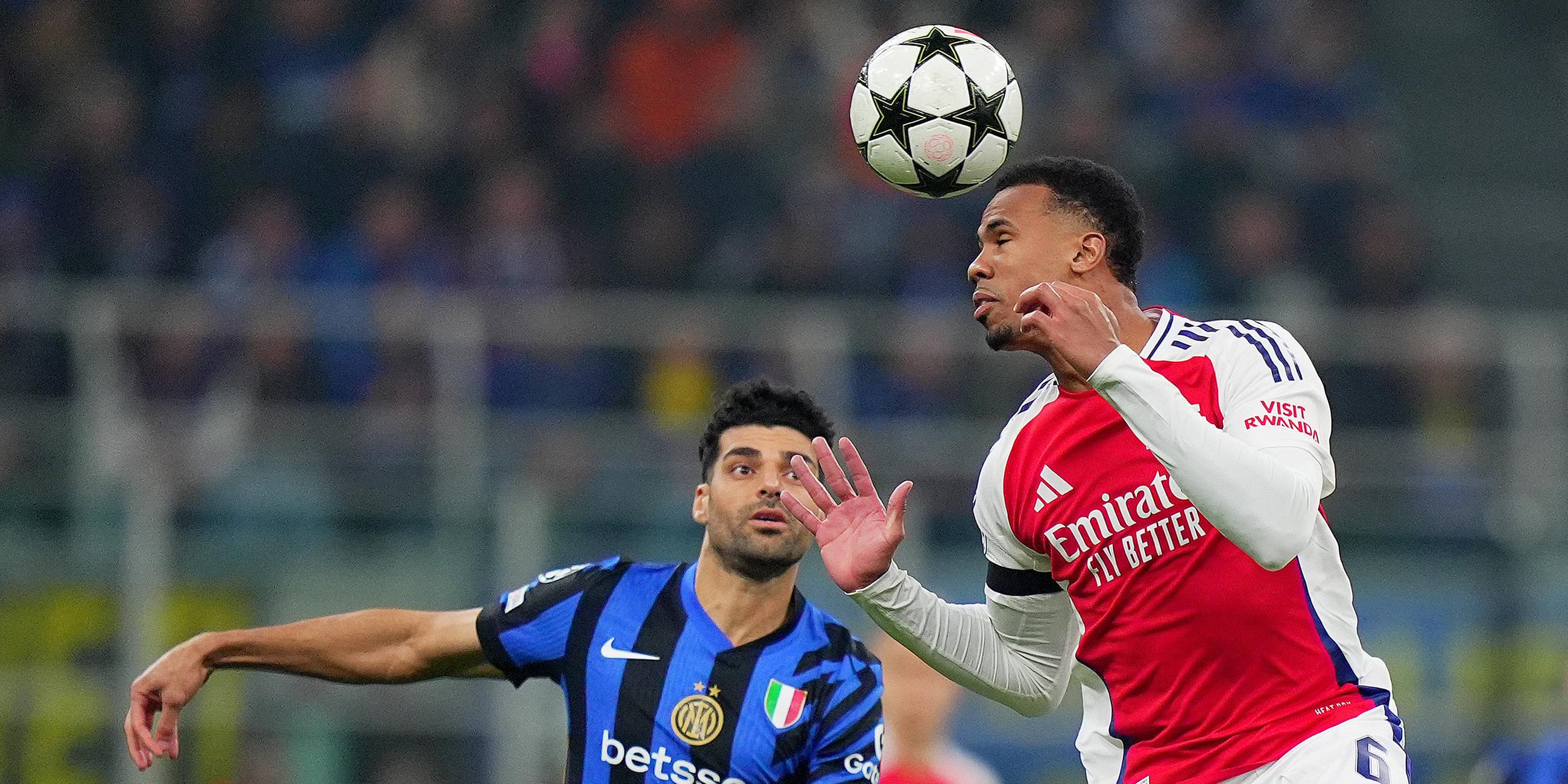 Inter Mailands Mehdi Taremi und Arsenals Gabriel im Kopfballduell.