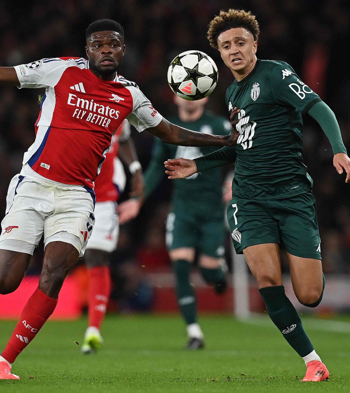 Arsenals Thomas Partey und Monacos Eliesse Ben Seghir in Aktion beim Champions League-Spiel.