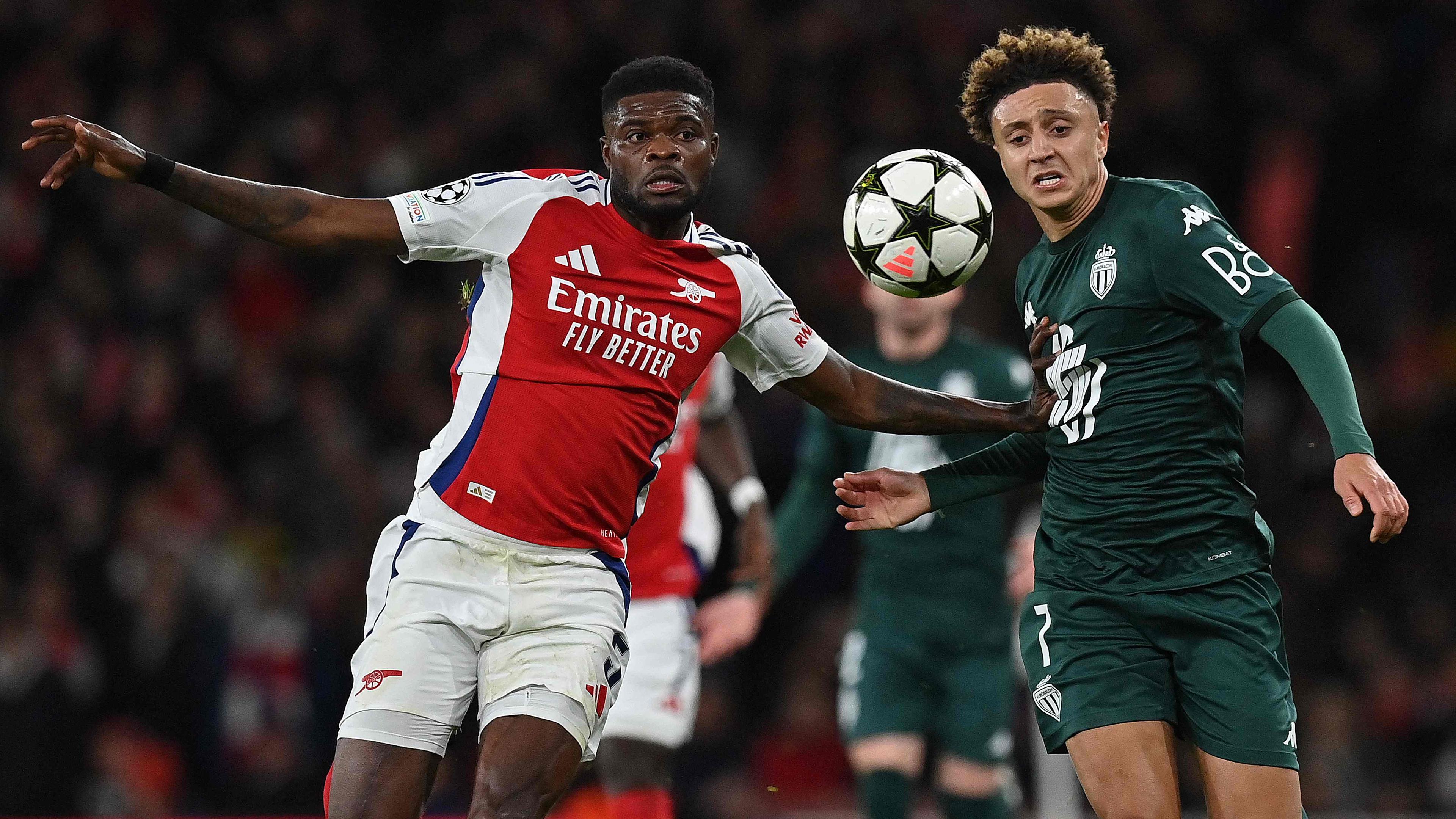 Arsenals Thomas Partey und Monacos Eliesse Ben Seghir in Aktion beim Champions League-Spiel.