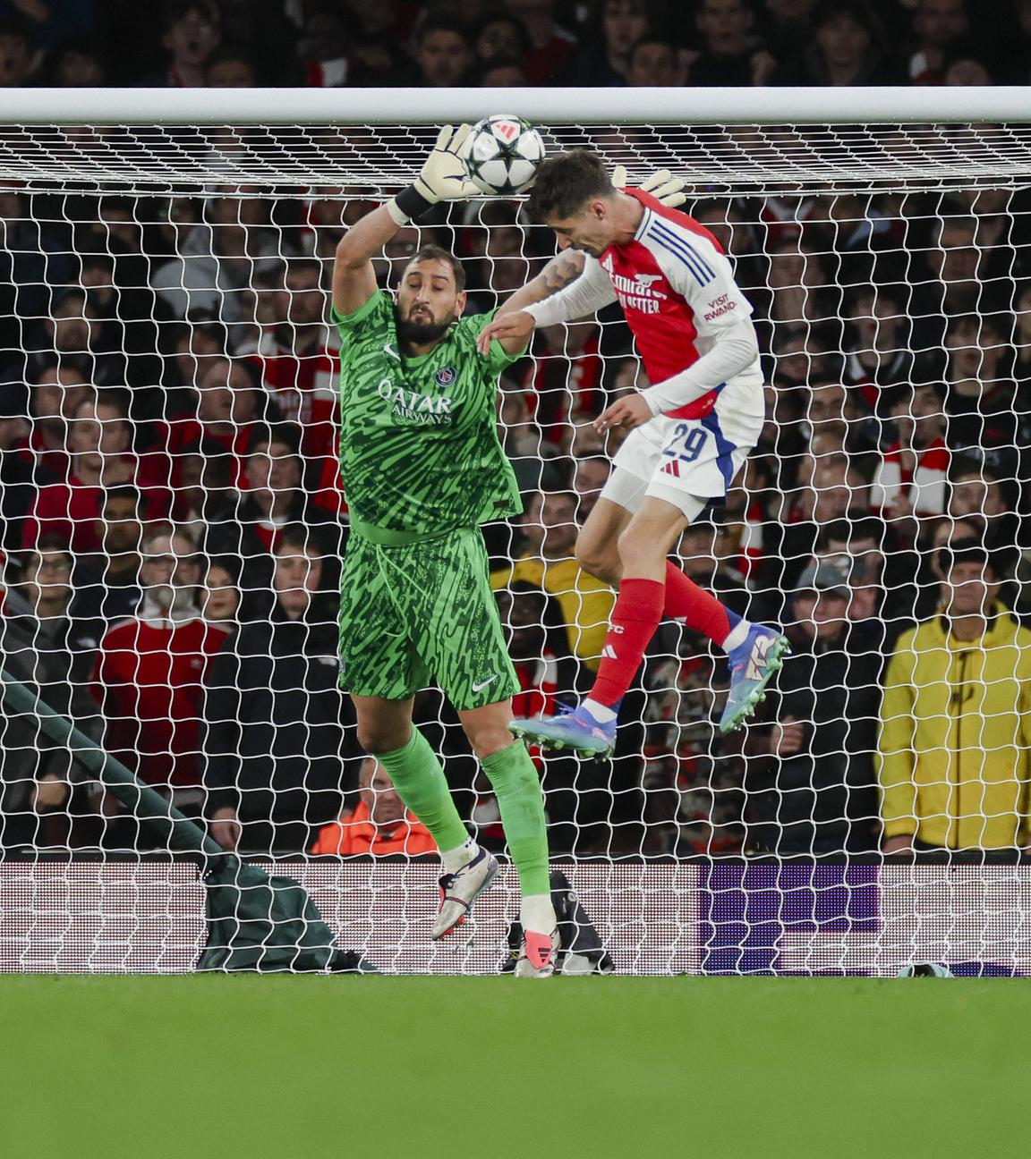 Kai Havertz vom FC Arsenal köpft den Ball ins Tor und erzielt das 1:0 gegen Paris Saint-Germain.