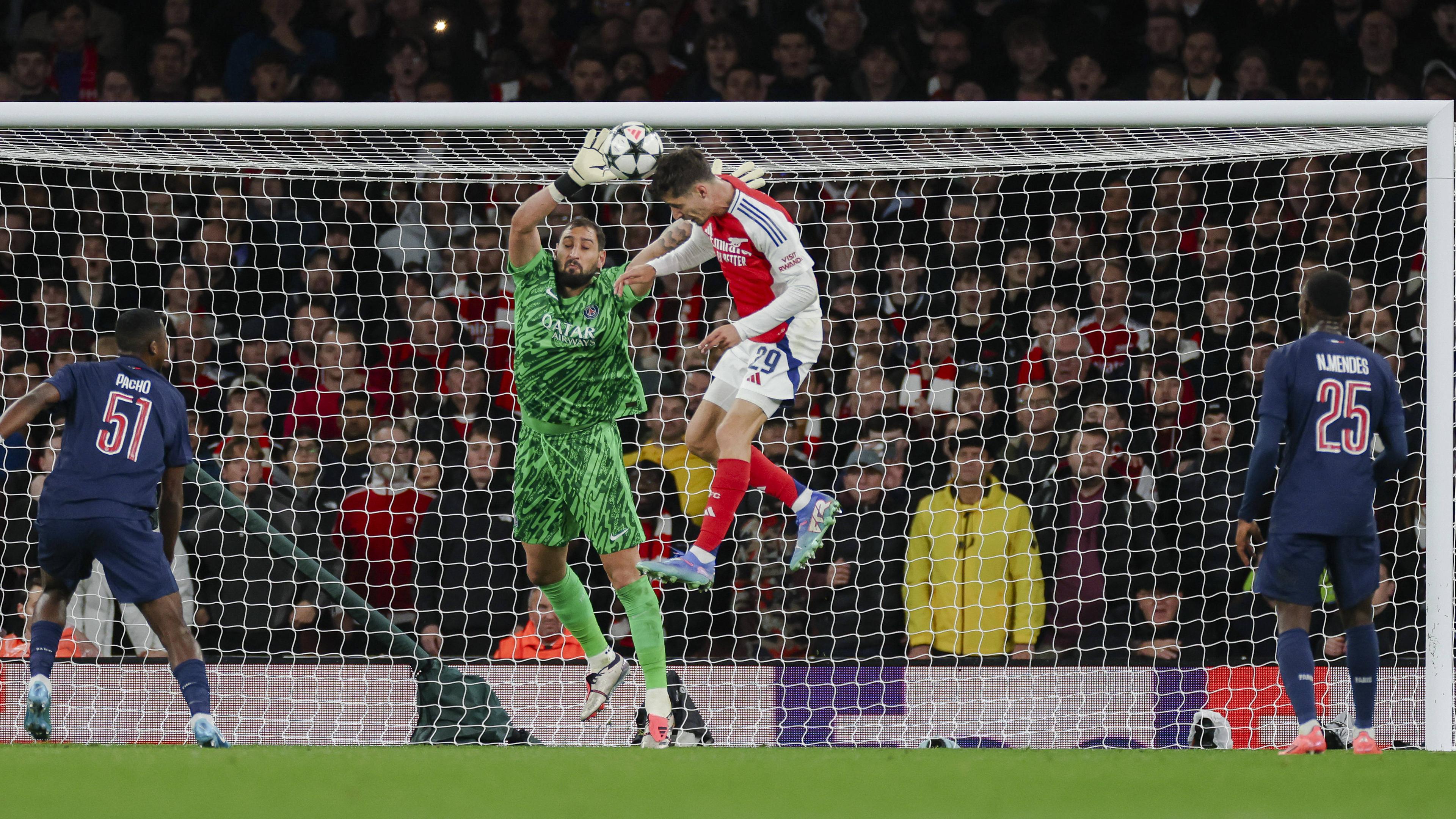 Kai Havertz vom FC Arsenal köpft den Ball ins Tor und erzielt das 1:0 gegen Paris Saint-Germain.