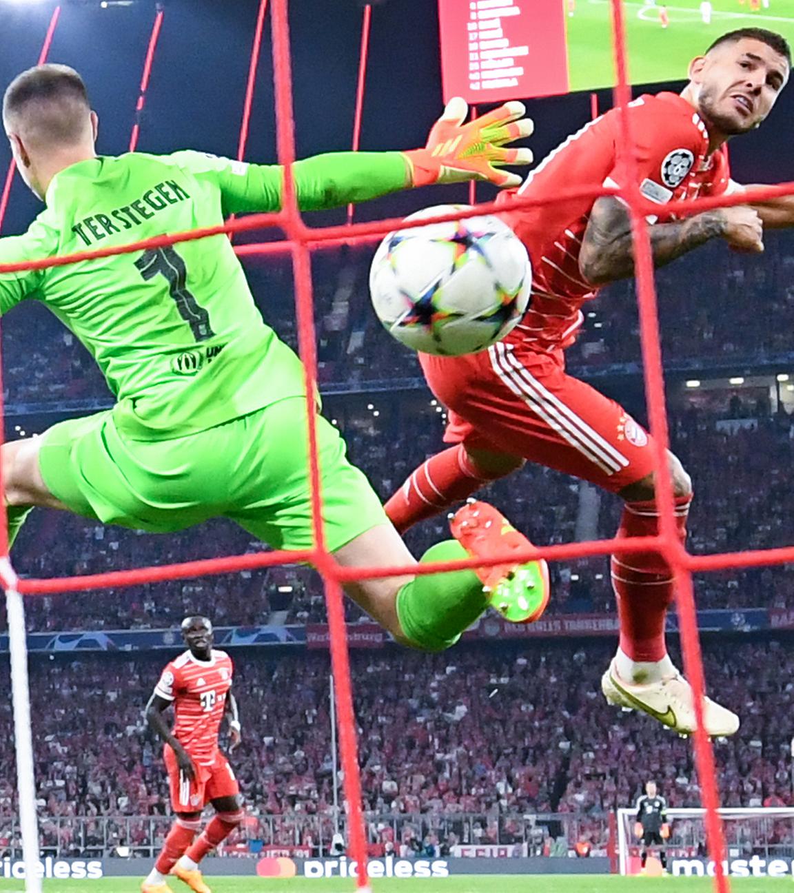Lucas Hernandez von Bayern München trifft gegen Barcelonas Torwart Marc-Andre ter Stegen zum 1:0 am 13.09.2022 in München.
