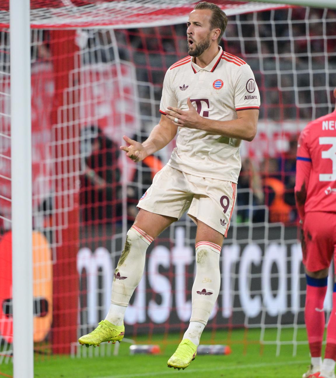 Münchens Harry Kane erzielt sein drittes Tor zum 6:2 per Elfmeter gegen Zagrebs Torhüter Ivan Nevistic beim Auftaktspiel der Champions League.