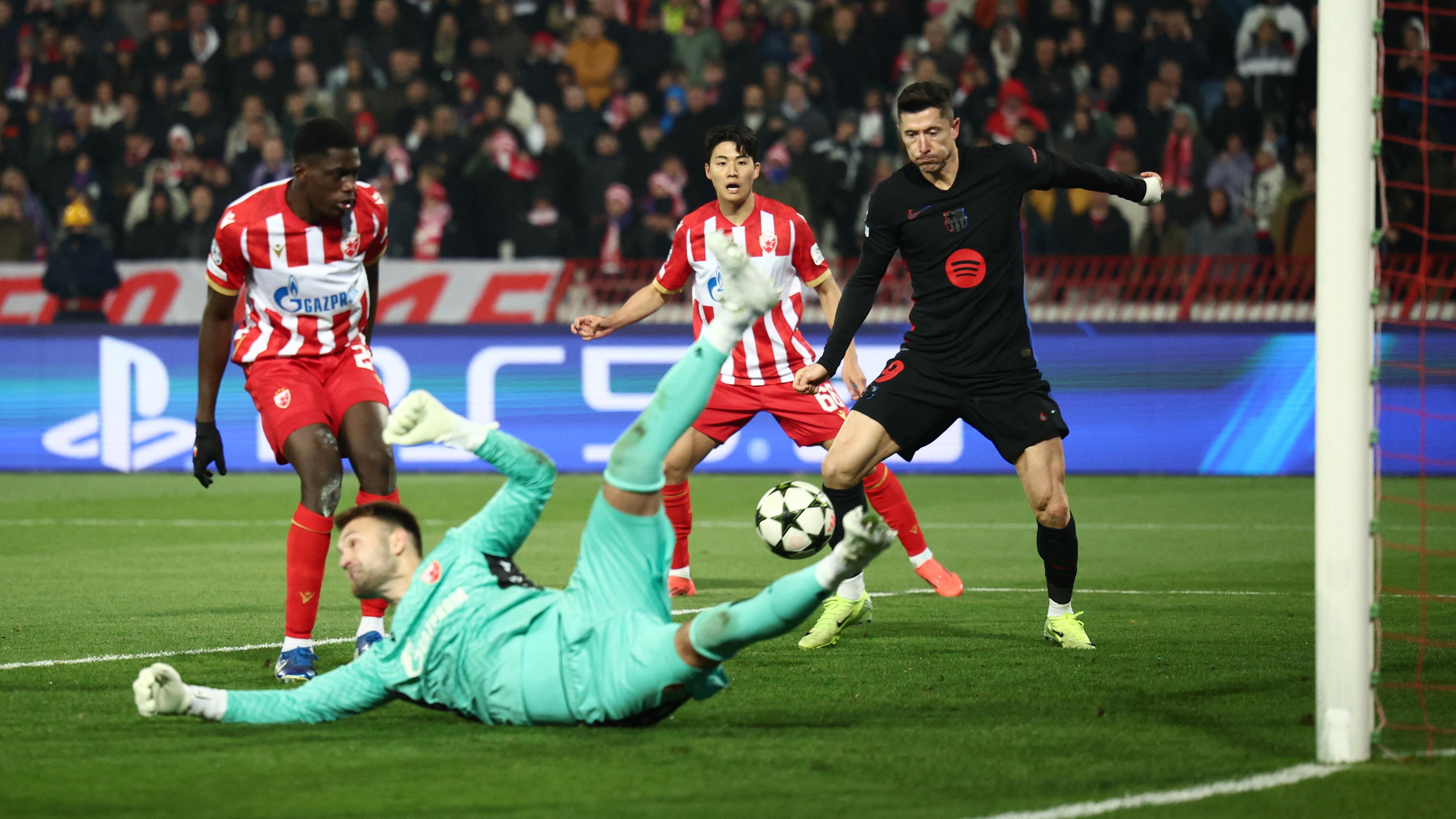 FC Barcelonas Robert Lewandowski schießt das dritte Tor beim Spiel gegen den FK Roter Stern Belgrad.