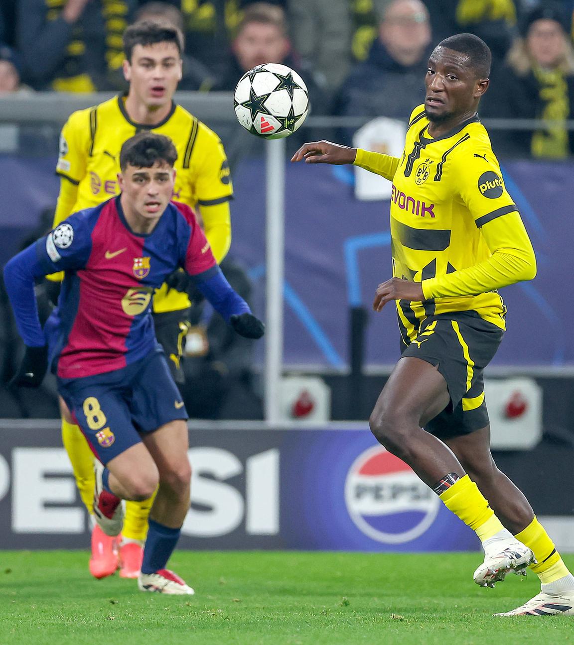 Dortmunds Serhou Guirassy in Aktion beim Spiel gegen den FC Barcelona.