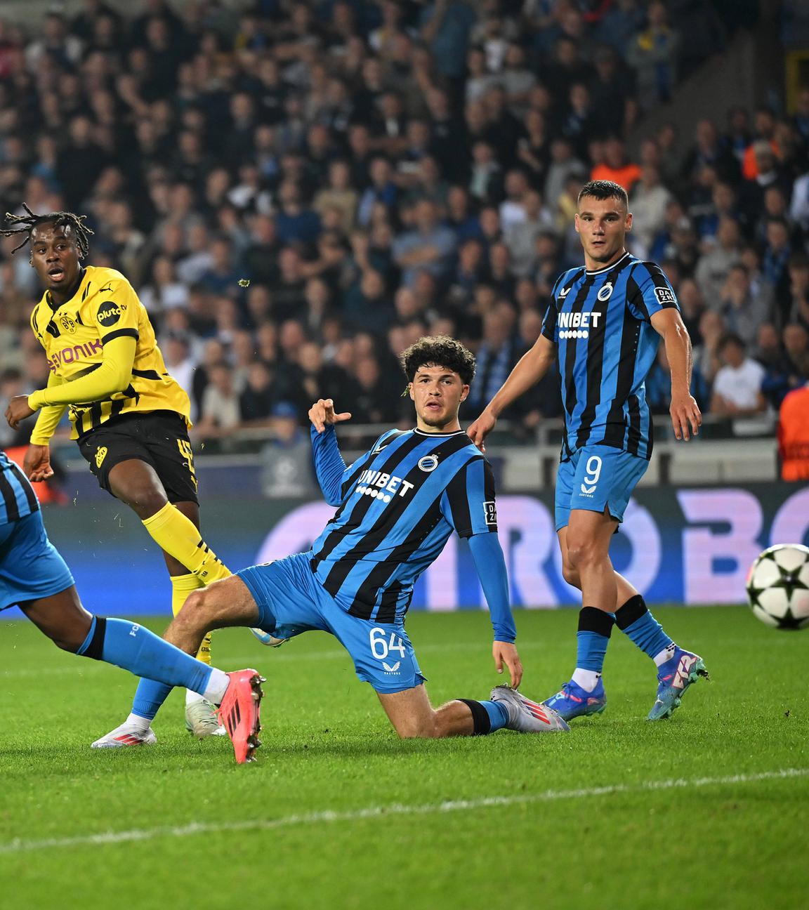 Dortmunds Jamie Gittens schießt das 2:0 gegen den FC Brügge während des 1. Spieltags der Champions League.