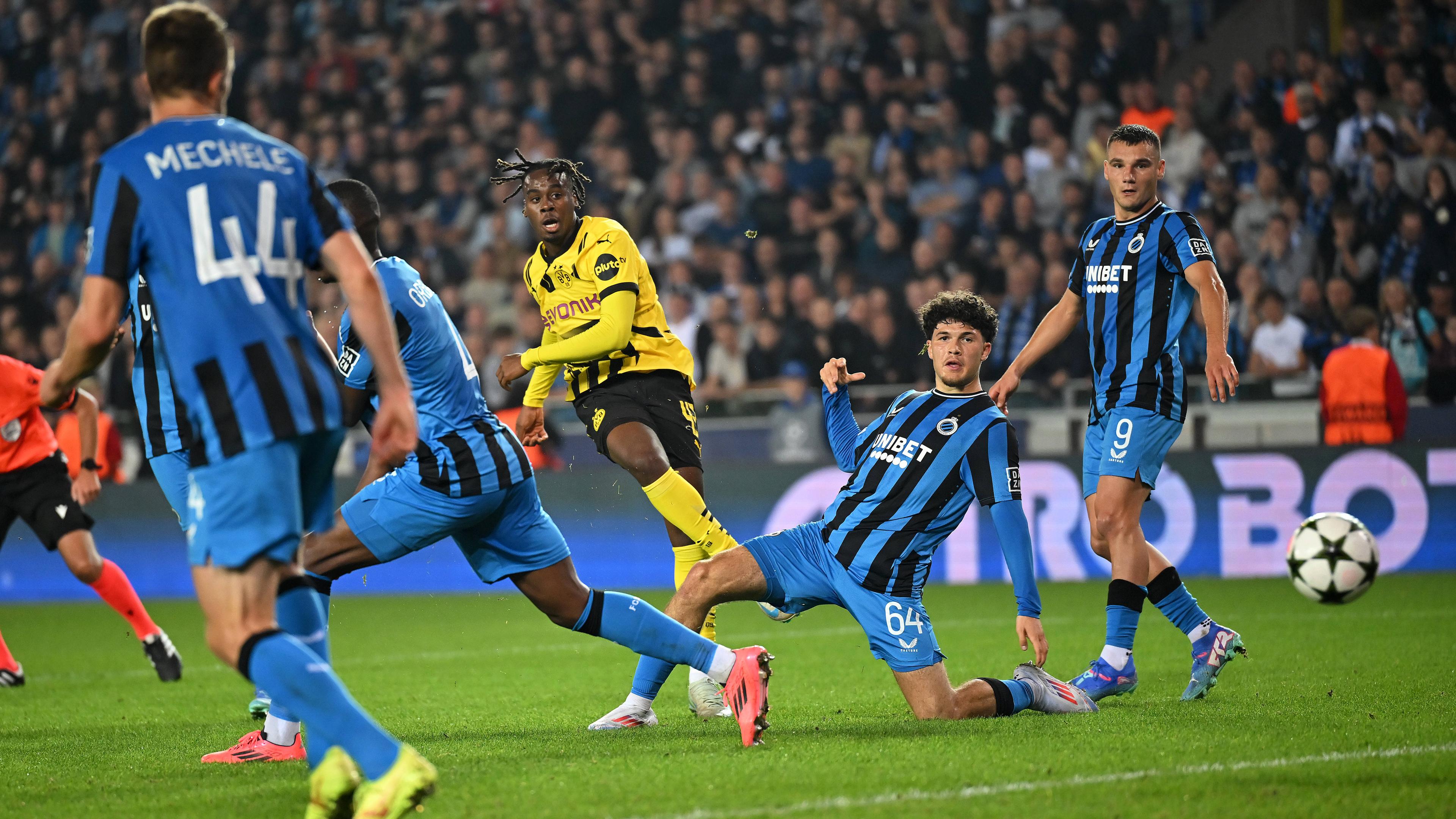 Dortmunds Jamie Gittens schießt das 2:0 gegen den FC Brügge während des 1. Spieltags der Champions League.