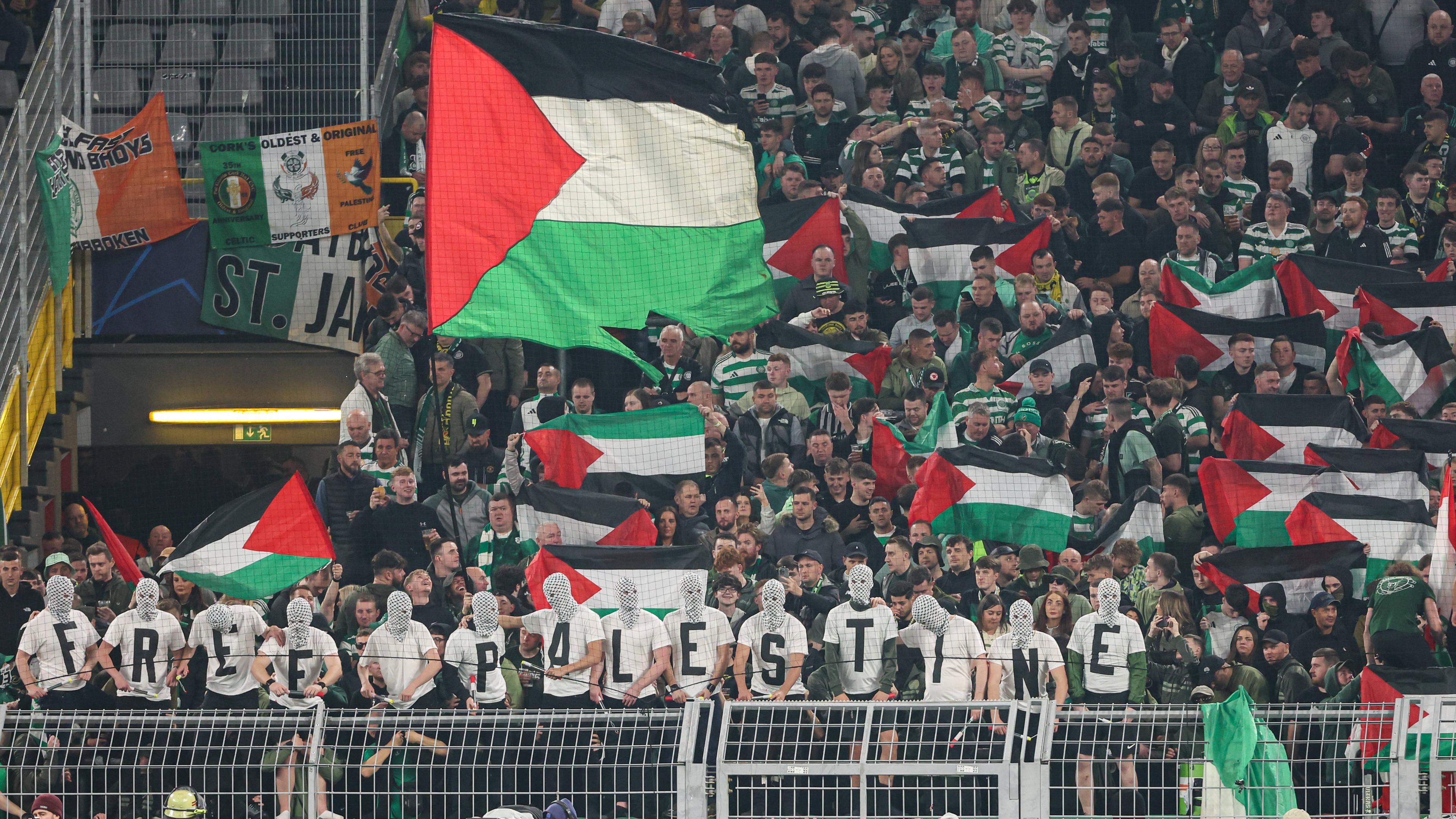 Palästinensiche Fahnen und "Free Palestine" Shirts im Celtics-Block beim Champions-League-Spiel in Dortmund