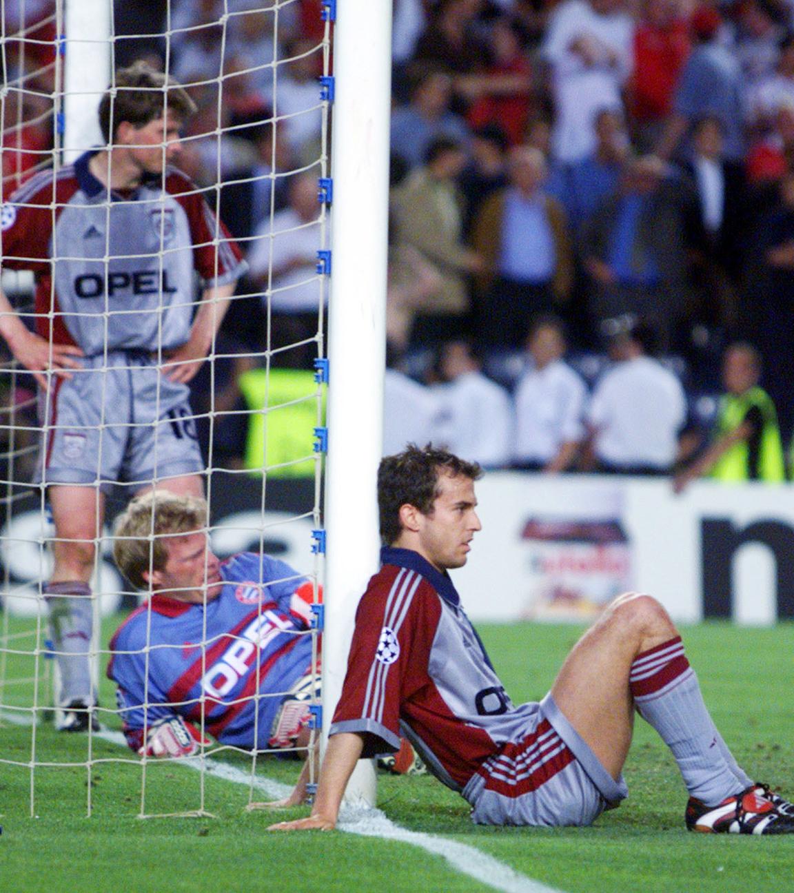 Michael Tarnat, Oliver Kahn und Mehmet Scholl (von links) nach dem Schlusspfiff des Champions-League-Finals 1999 gegen Manchester United im Nou Camp Barcelona