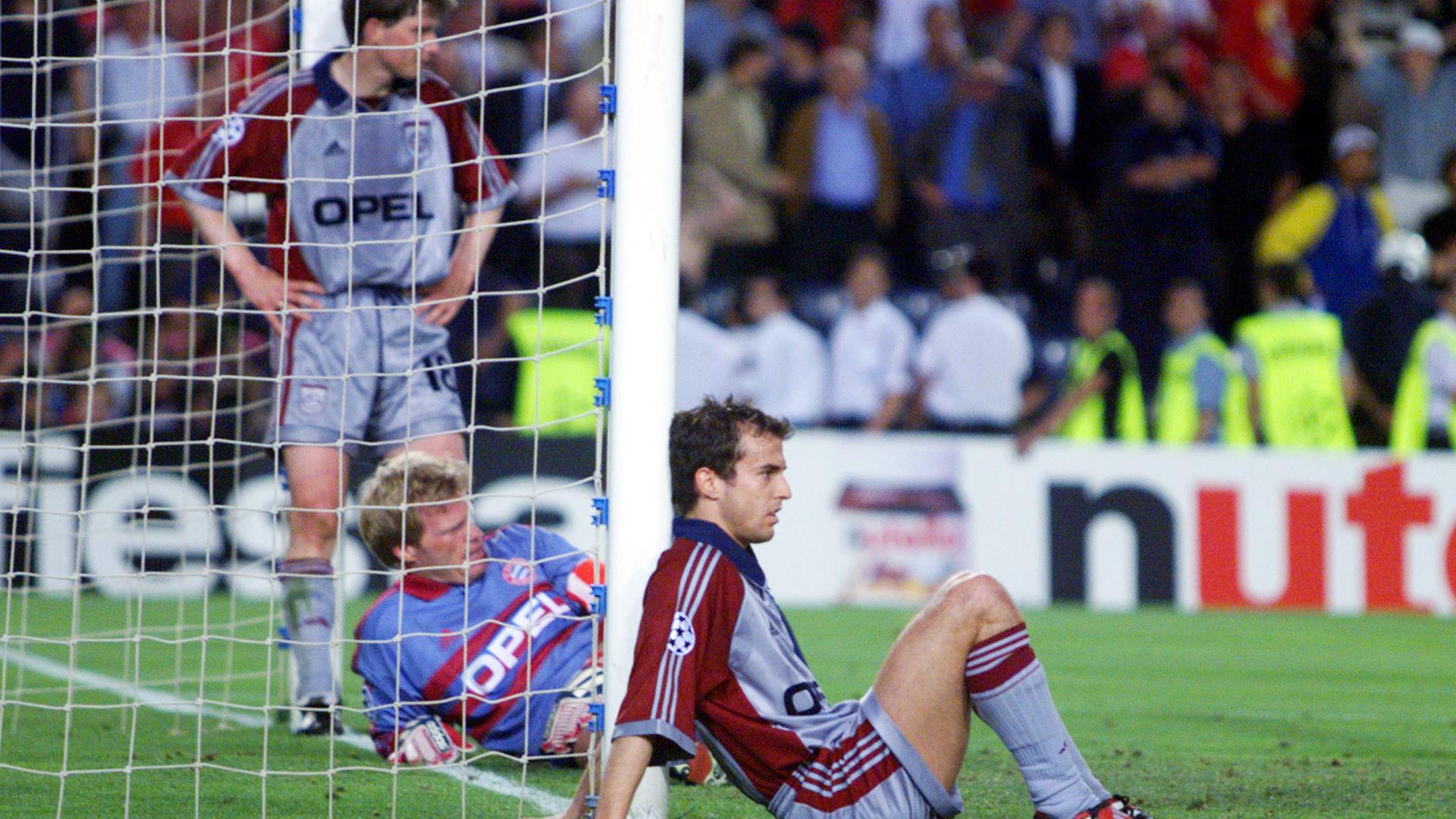 Michael Tarnat, Oliver Kahn und Mehmet Scholl (von links) nach dem Schlusspfiff des Champions-League-Finals 1999 gegen Manchester United im Nou Camp Barcelona