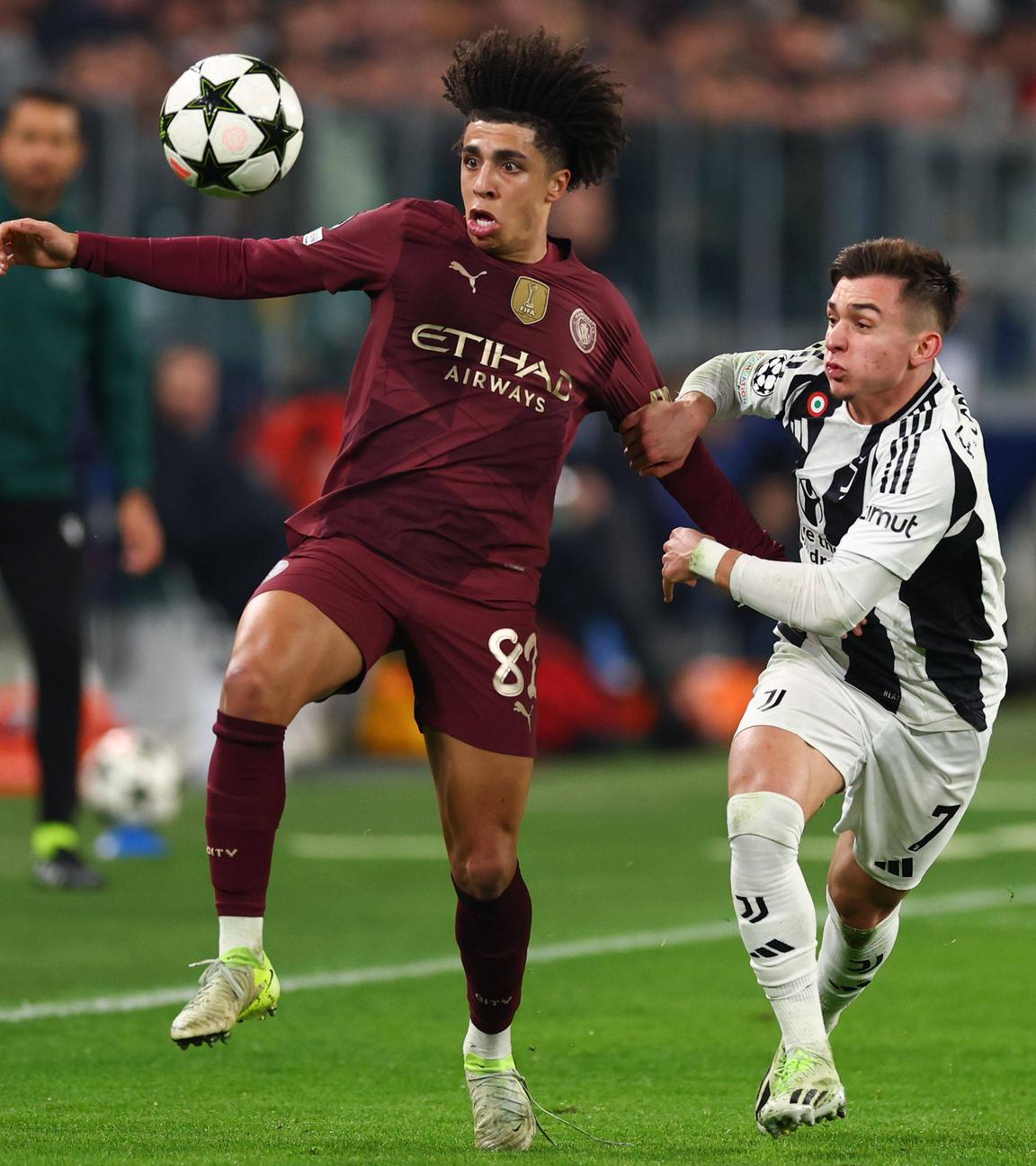 Rico Lewis von Manchester City kämpft um den Ball mit Juventus Turins Francisco Conceicao.