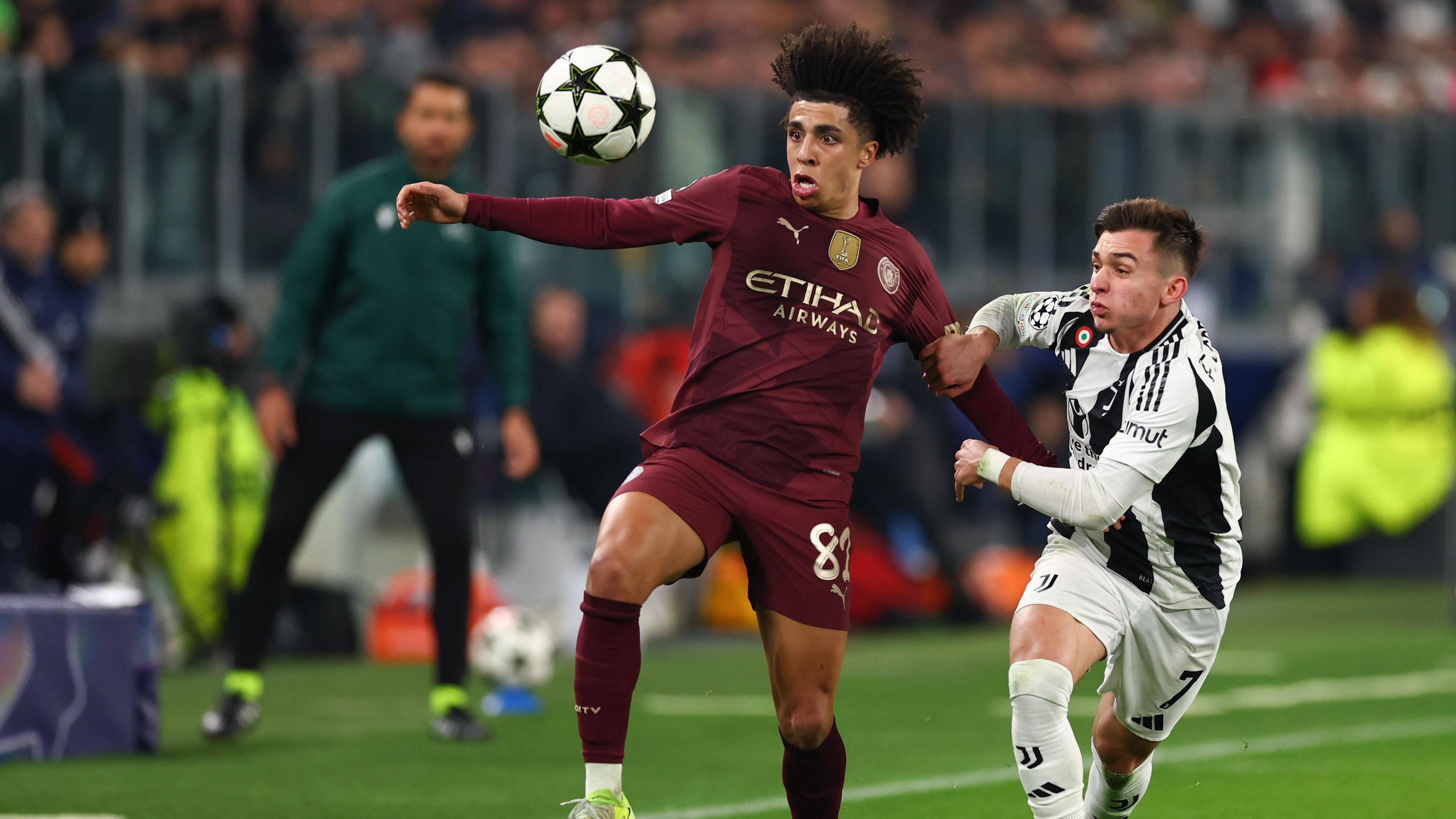 Rico Lewis von Manchester City kämpft um den Ball mit Juventus Turins Francisco Conceicao.