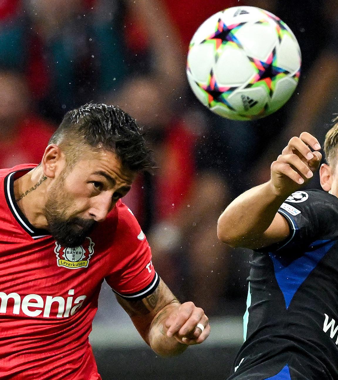 Leverkusens Kerem Demirbay und Marcos Llorente von Atletico Madrid kämpfen um den Ball am 13.09.2022 in Leverkusen.