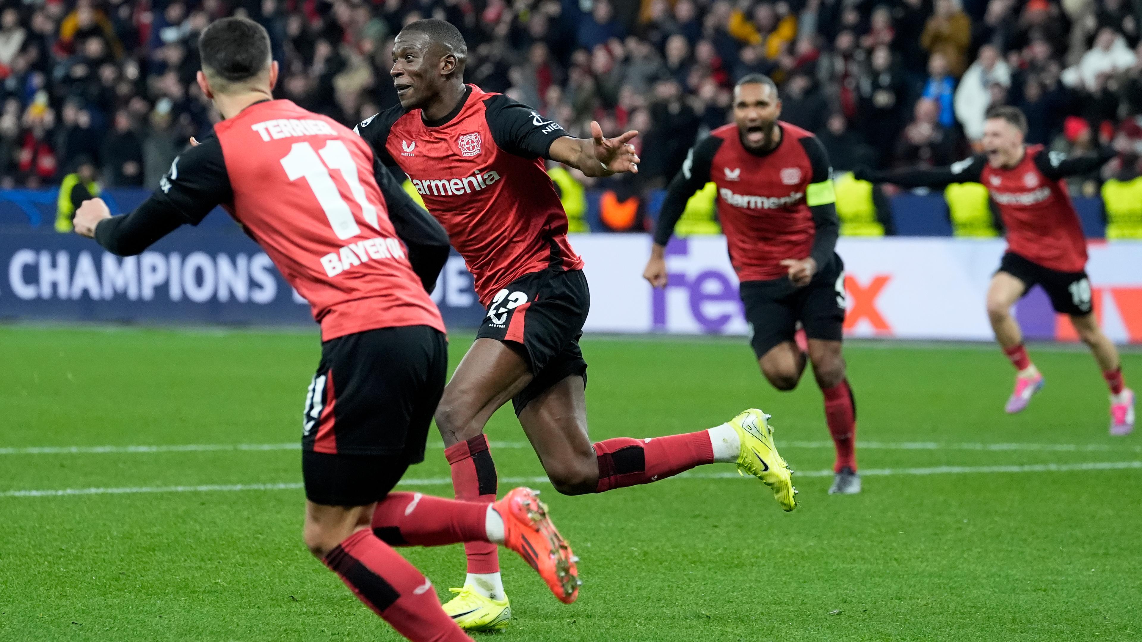 Leverkusens Nordi Mukiele jubelt mit seiner Mannchaft nach seinem Eröffnungstreffer gegen Inter Mailand.