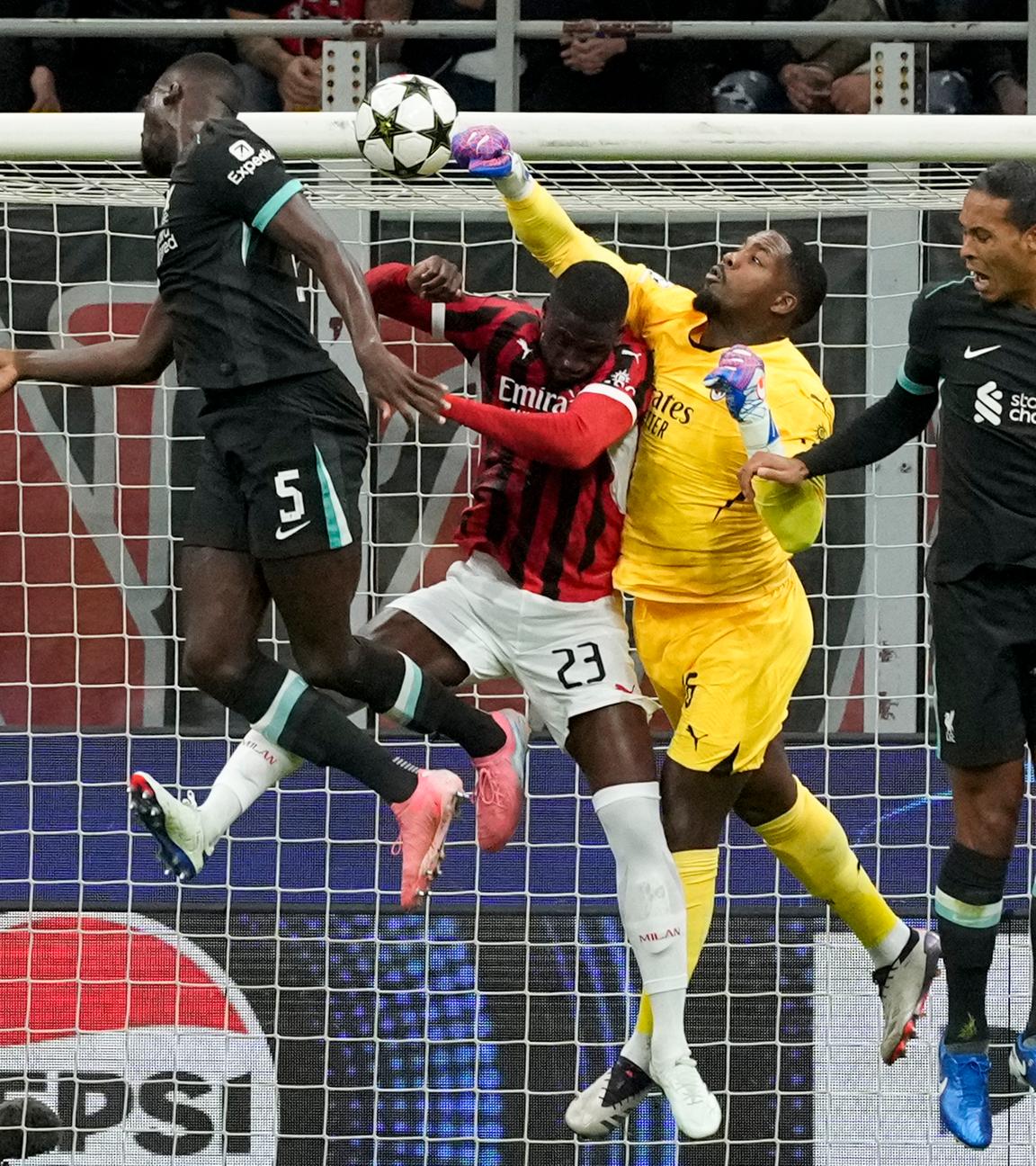 Liverpools Ibrahima Konate erzielt das erste Tor für sein Team während des Spiels gegen den AC Milan.