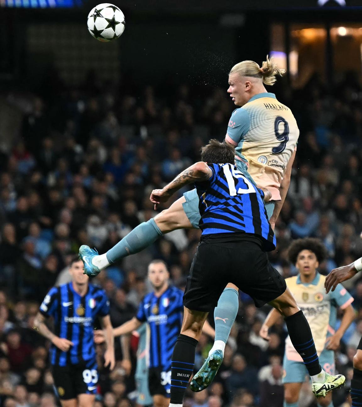 Manchester Citys Erling Haaland köpft den Ball während des Champions League Spiels gegen Inter Mailand.