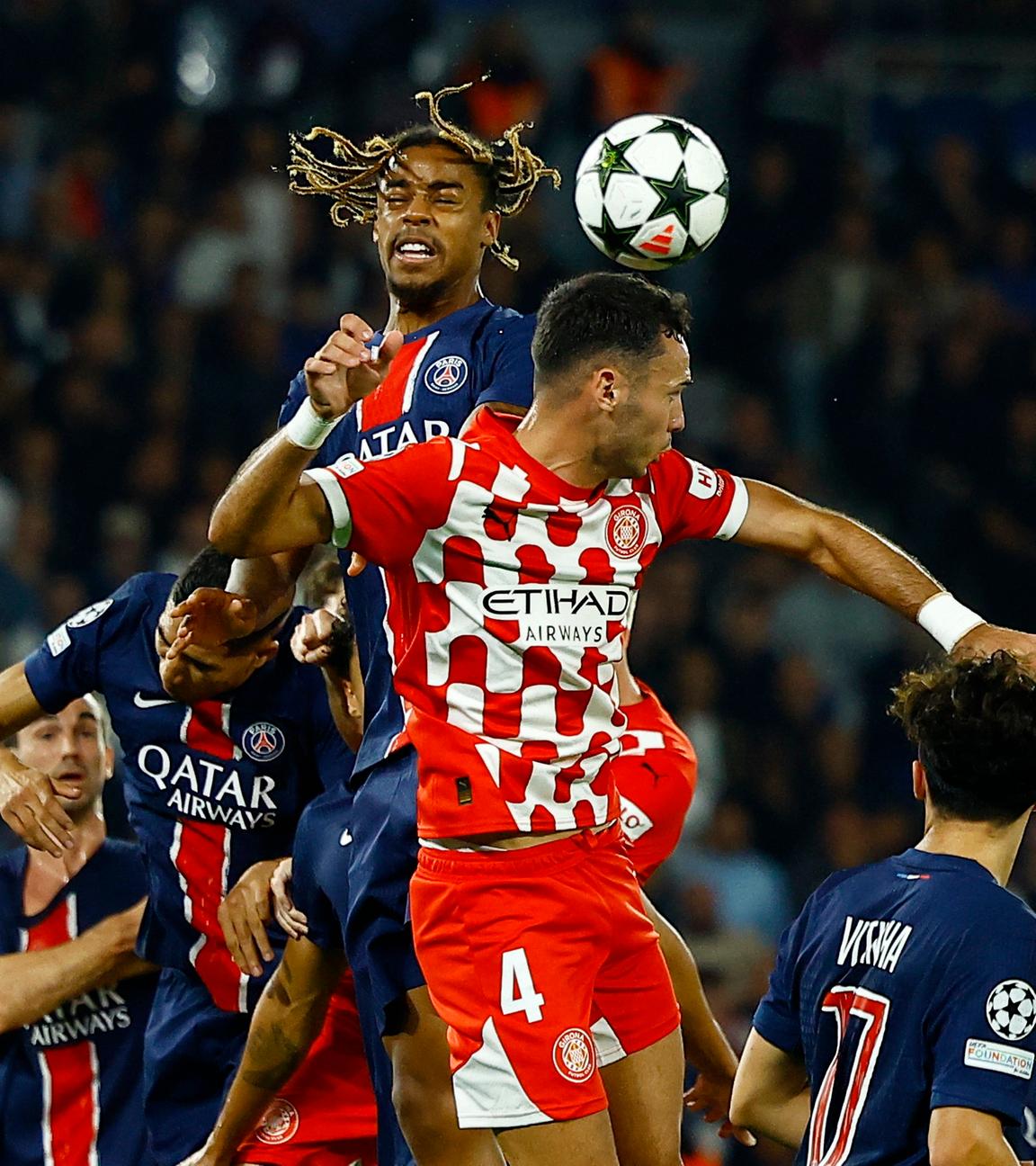 Paris St. Germains Bradley Barcola und Gironas Arnau Martinez beim Kopfballduell während ihres Auftaktspiels der Champions League.