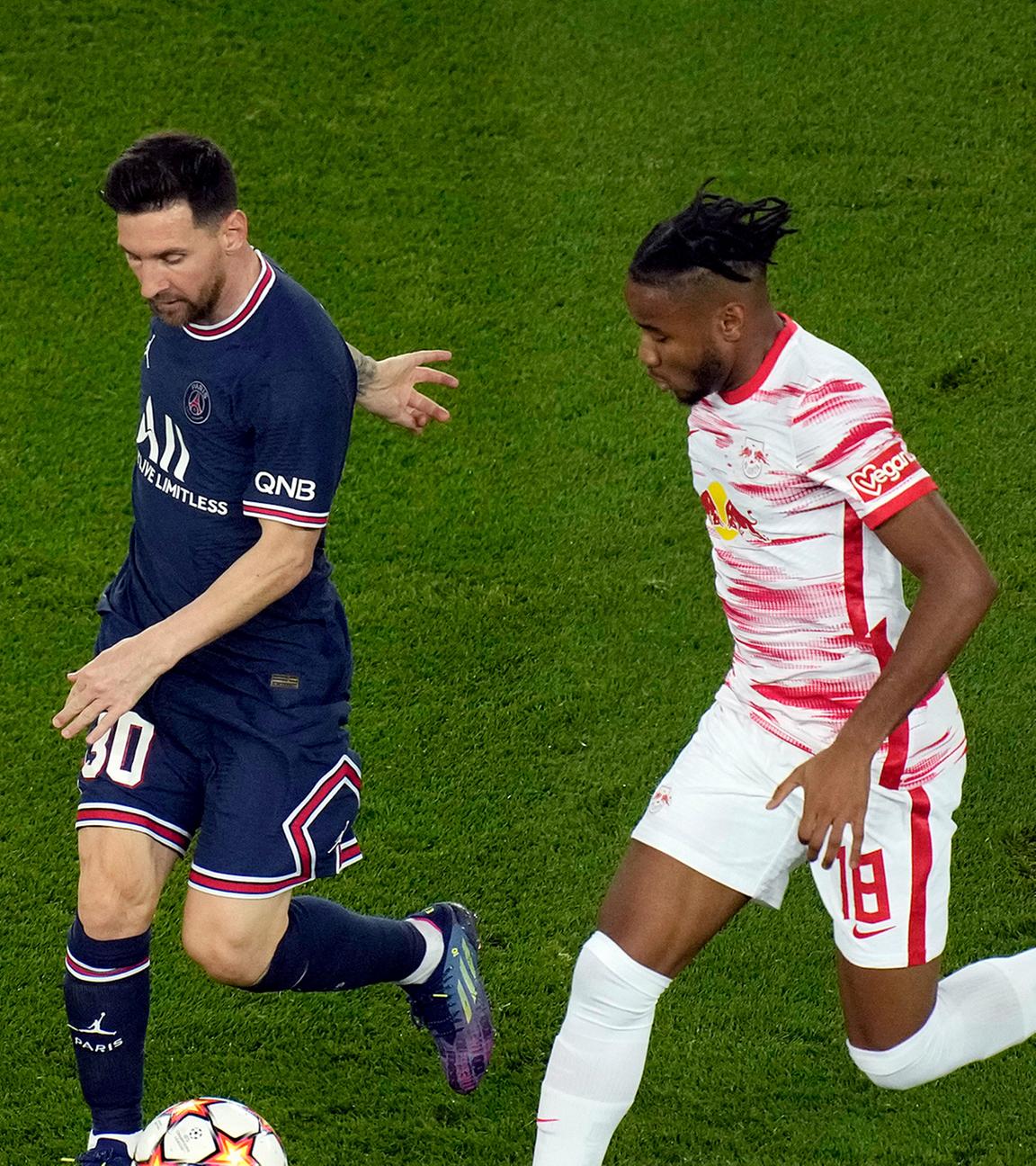 PSG-Star Lionel Messi (m) und die RB Leipzig-Spieler Konrad Laimer (l) und Christopher Nkunku (r) kämpfen um den Ball.