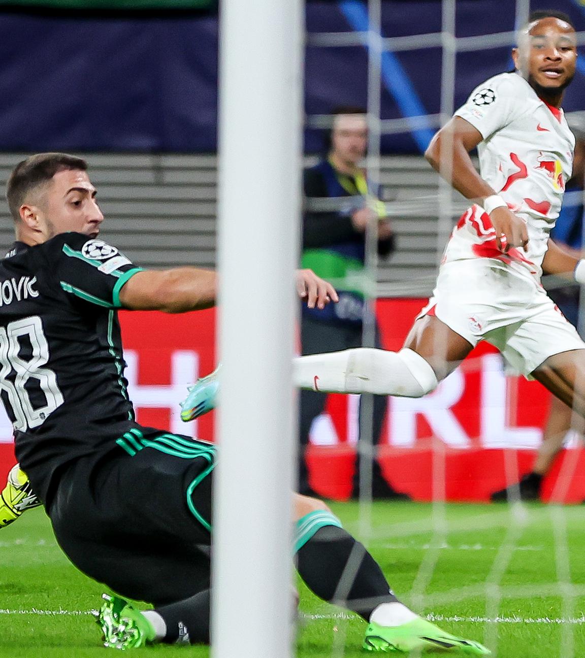 Leipzigs Spieler Christopher Nkunku überwindet Celtics Torwart Joe Hart und trifft zum 1:0.