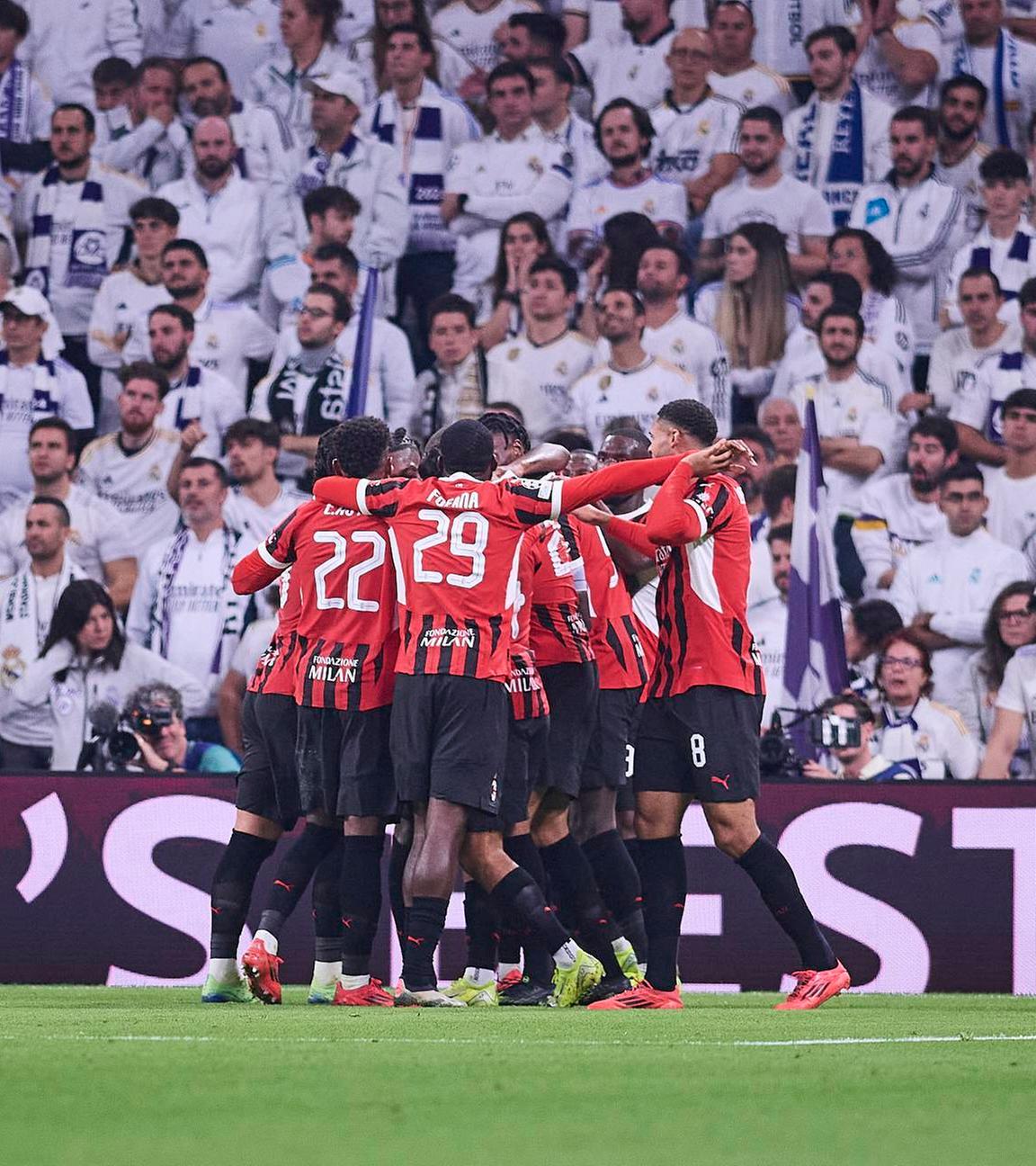 Milans Tijjani Reijnders jubelt mit seiner Mannschaft nach seinem Tor gegen Real Madrid.