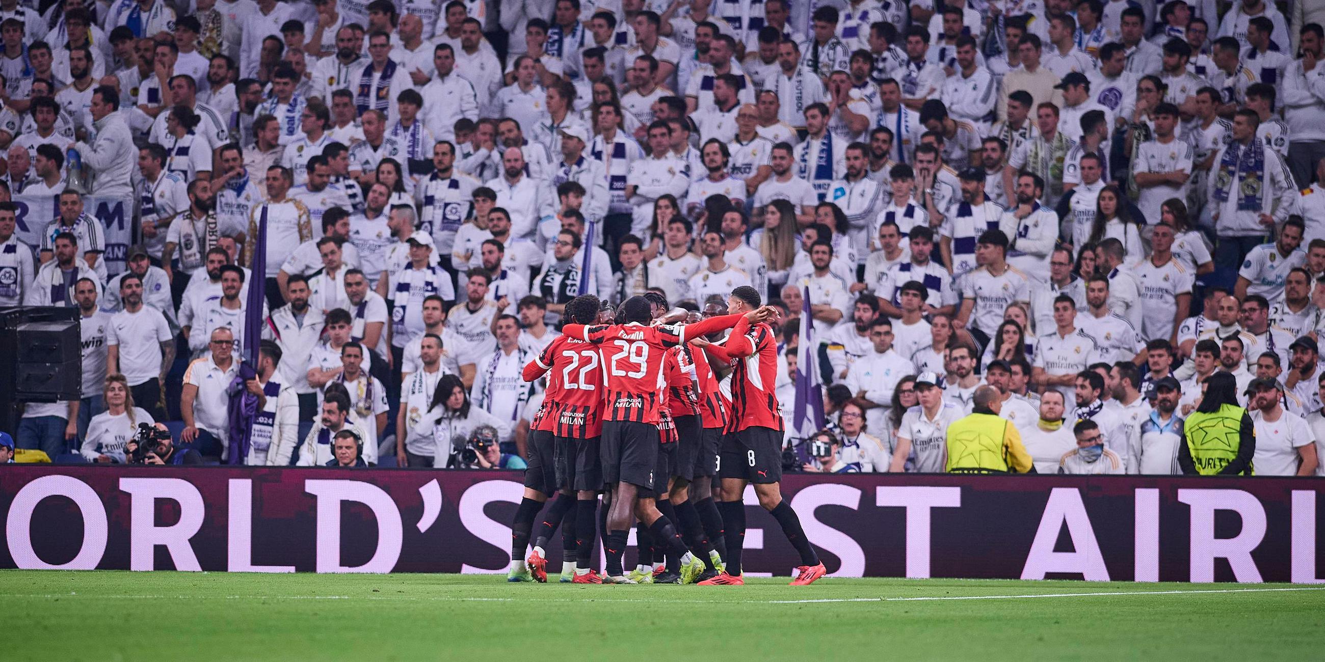 Milans Tijjani Reijnders jubelt mit seiner Mannschaft nach seinem Tor gegen Real Madrid.