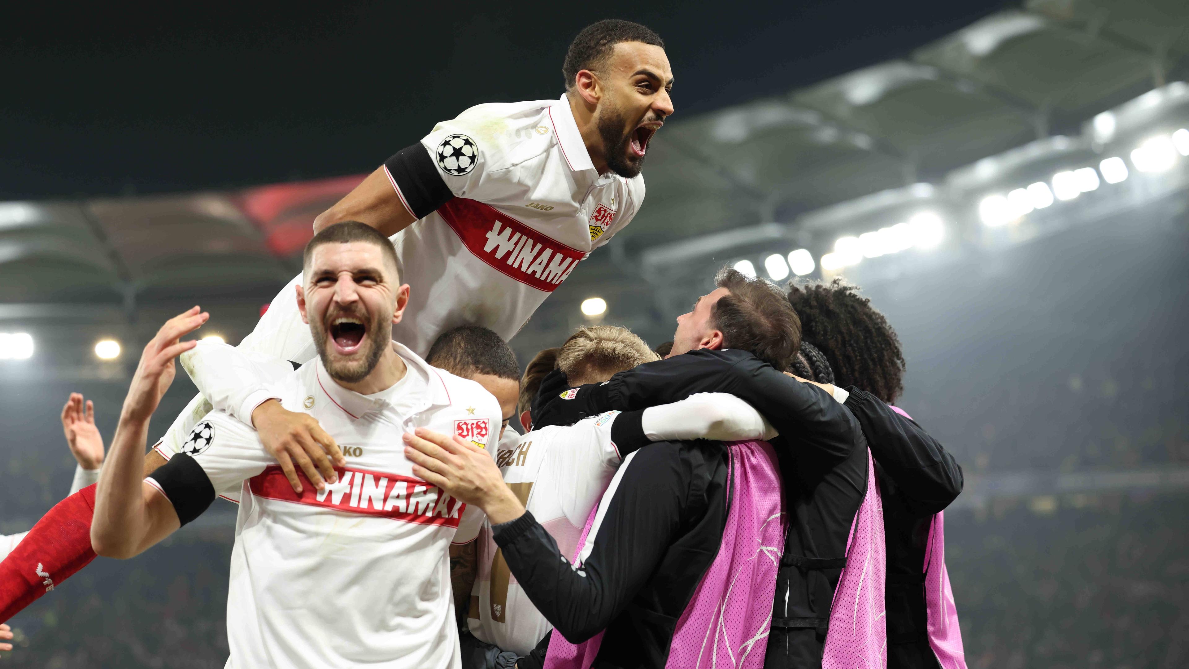 Jeff Chabot und Josha Vagnoman vom VfB Stuttgart jubeln mit der Mannschaft nach dem Tor zum 3:1 gegen YB Bern.