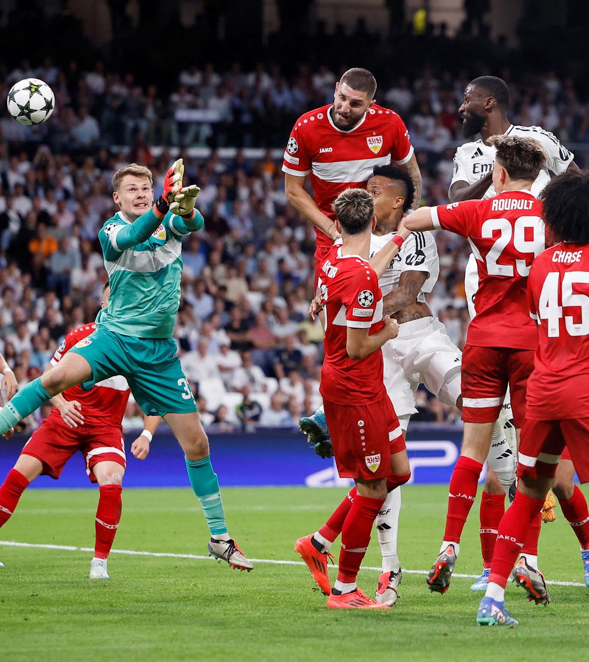 Antonio Rüdiger von Real Madrid köpft den Ball ins Tor des VfB Stuttgart beim Spiel der Champions League.