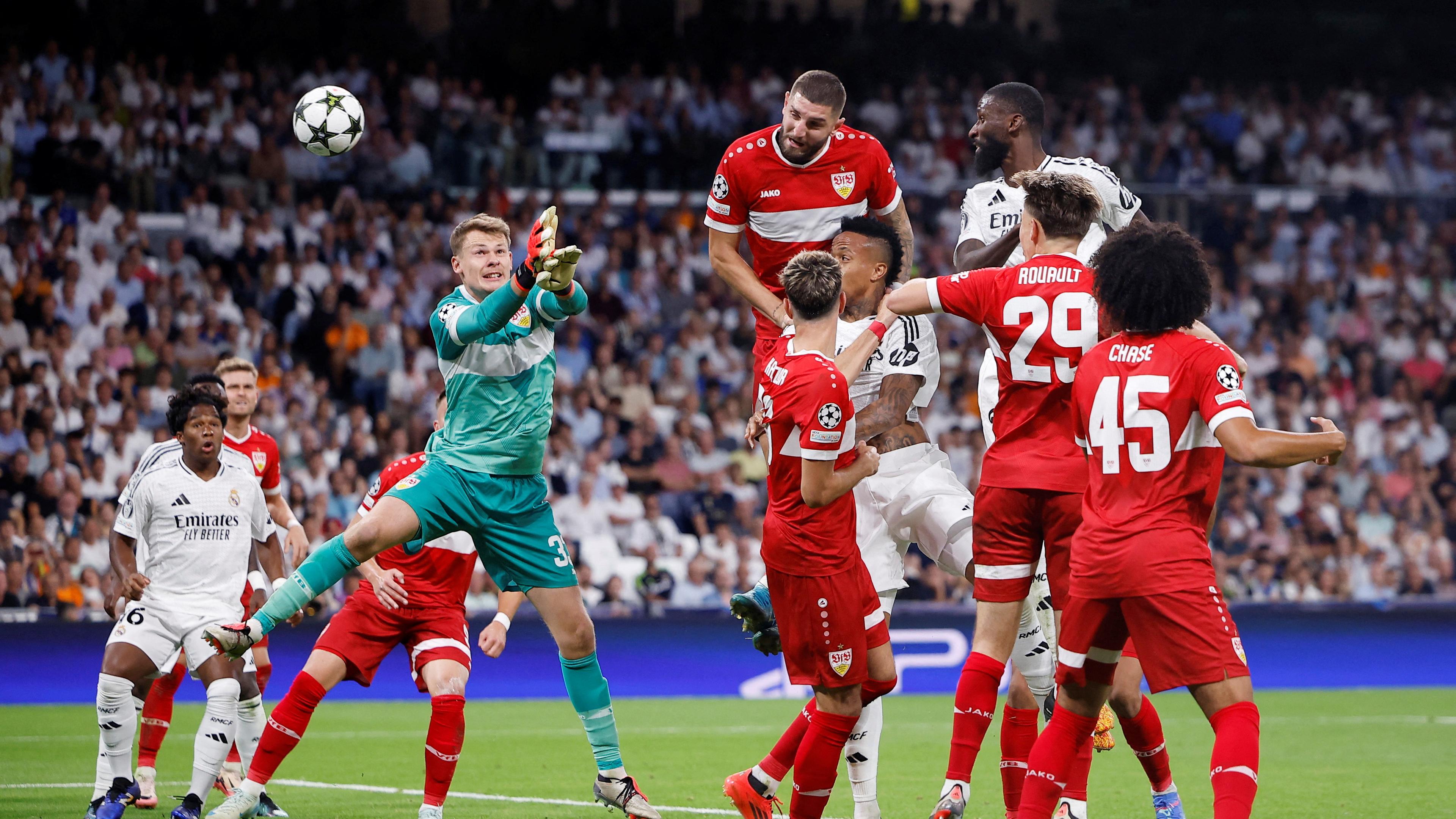 Antonio Rüdiger von Real Madrid köpft den Ball ins Tor des VfB Stuttgart beim Spiel der Champions League.