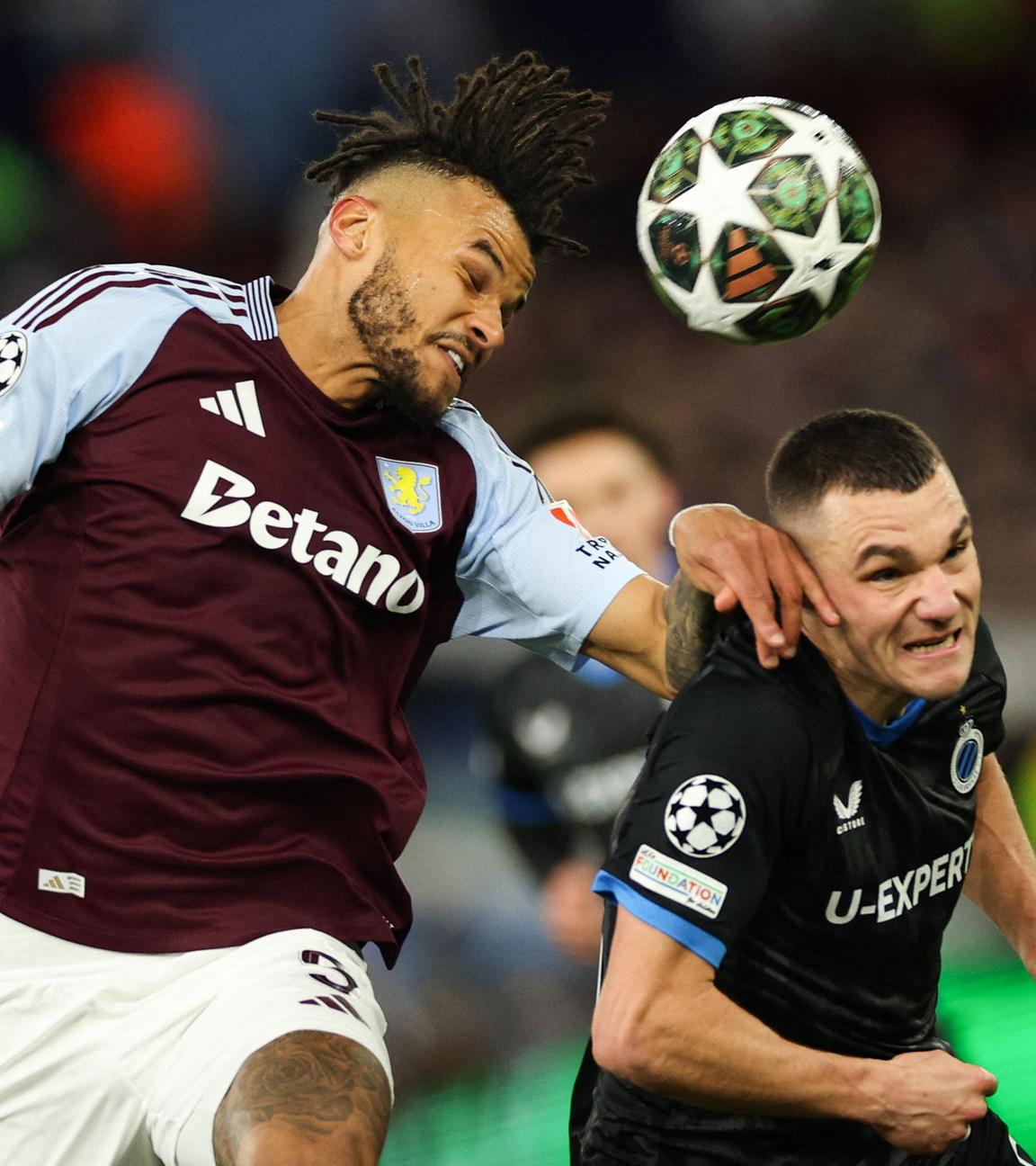 Tyrone Mings von Aston Villa im Zweikampf um den Ball mit Brugges Ferran Jutgla.