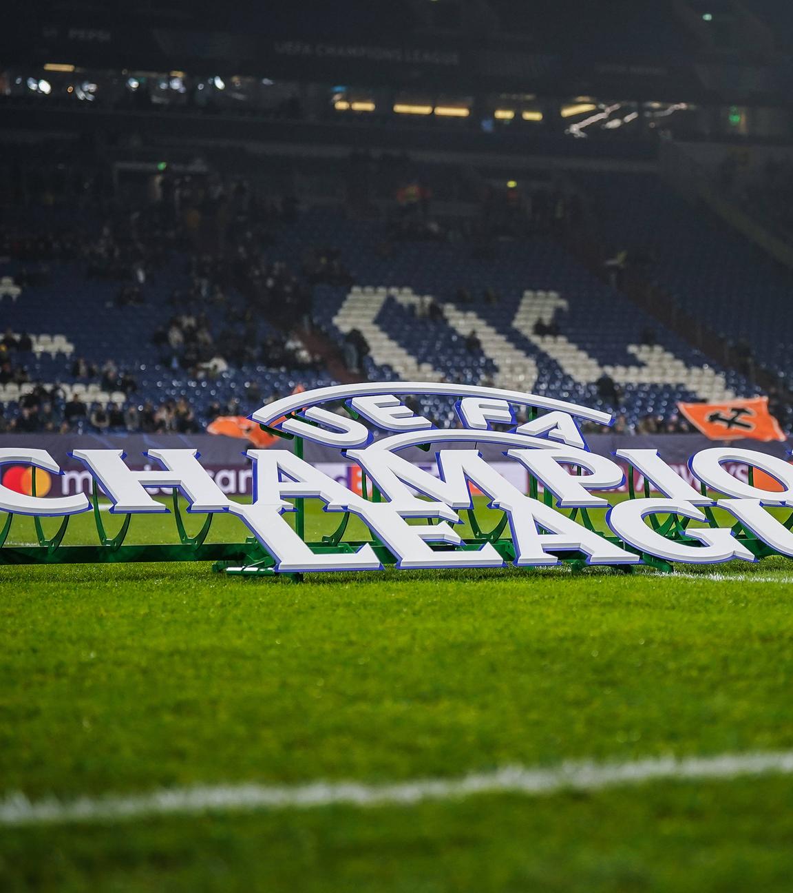 UEFA Champions League Logo auf dem Rasen