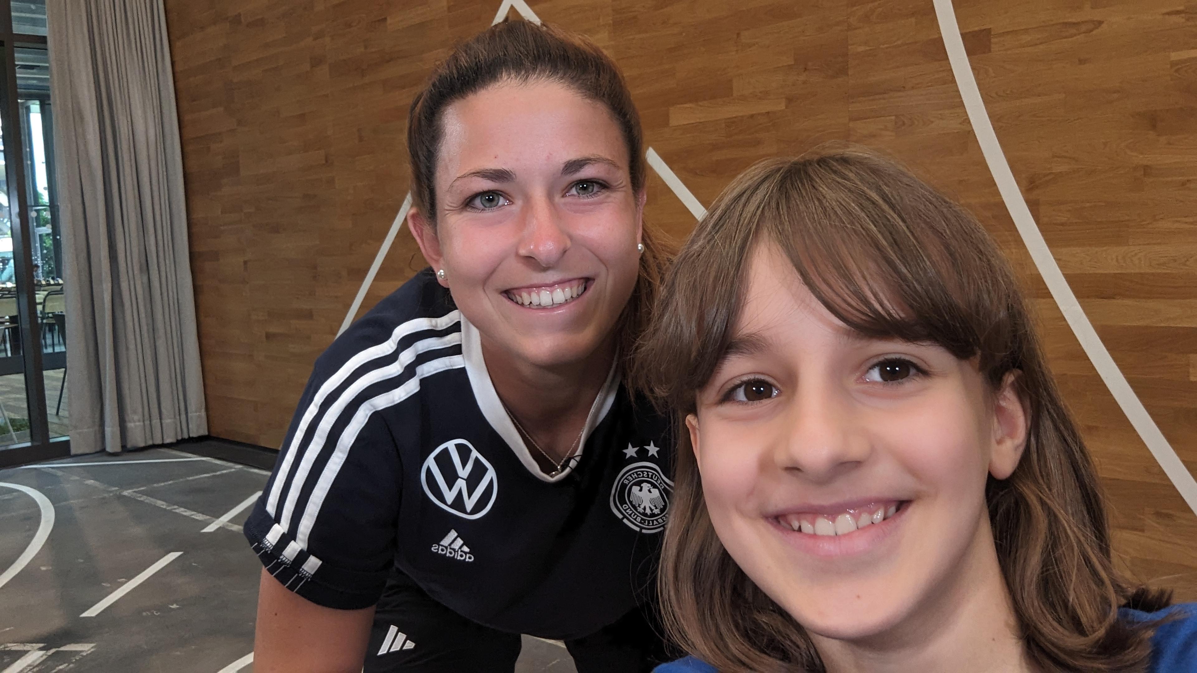 Kinderreporterin Alice maht ein Selfie mit Fußballnationalspielerin Chantal Hagel.