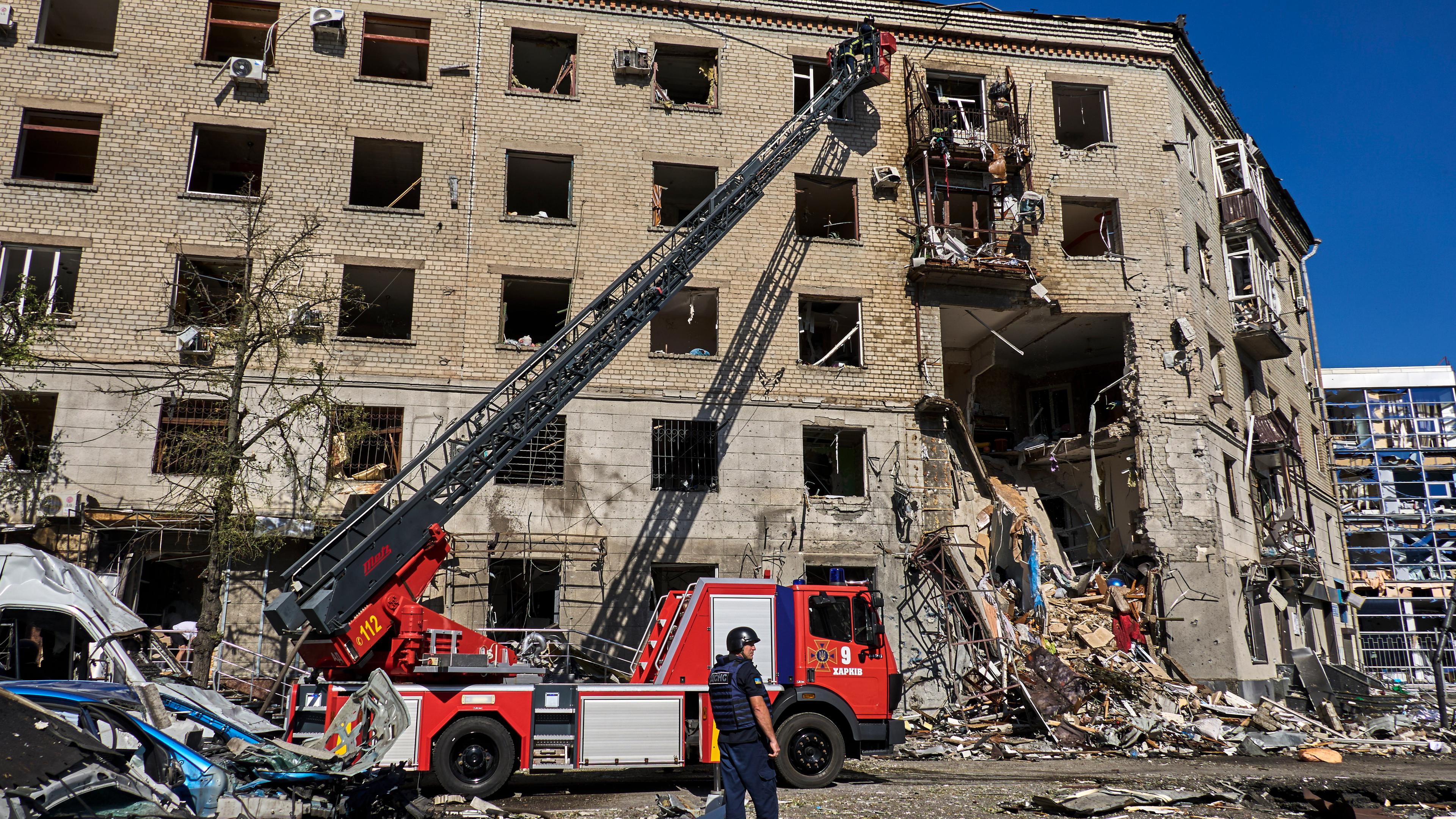 Ukrainische Rettungskräfte arbeiten am Ort eines Gleitbombenangriffs auf ein Wohngebäude in Charkiw.