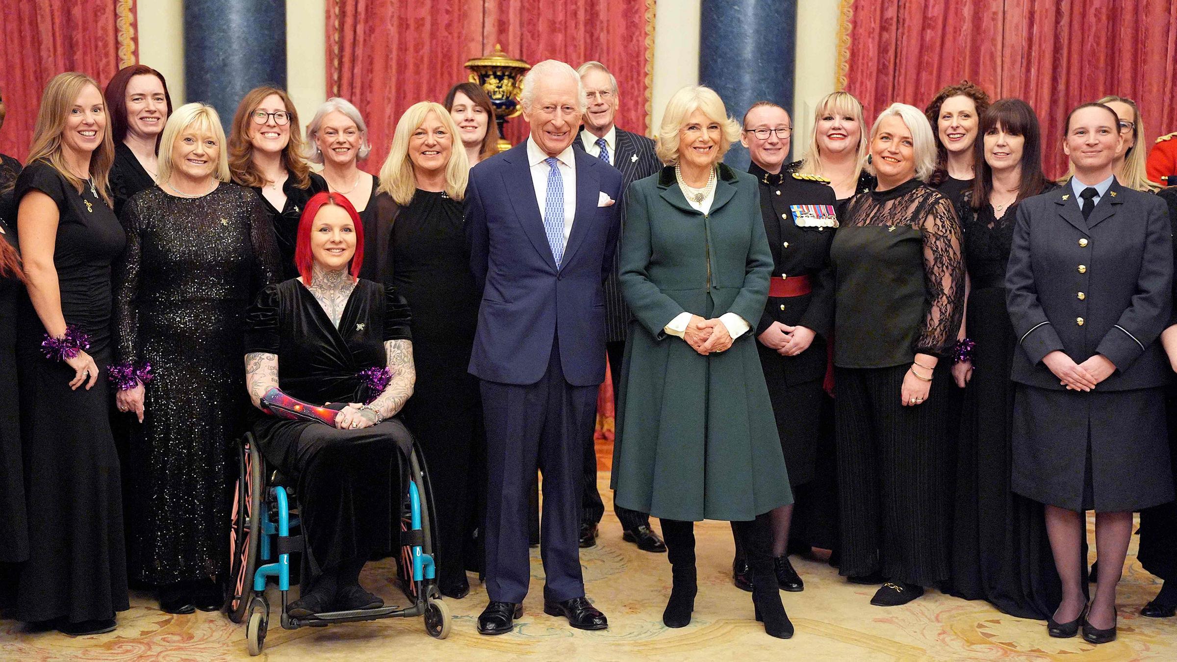 Charles und Camilla mit dem Chor der Militärfrauen im Buckingham Palace.