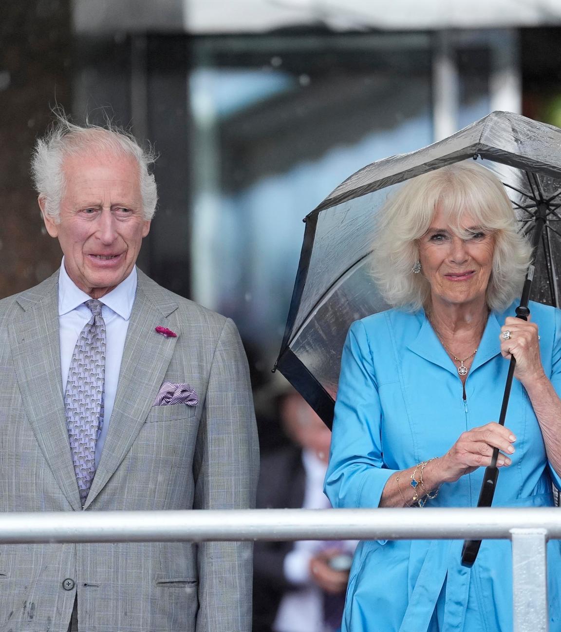König Charles und Camilla bei schlechtem Wetter zu Besuch auf der Insel Jersey