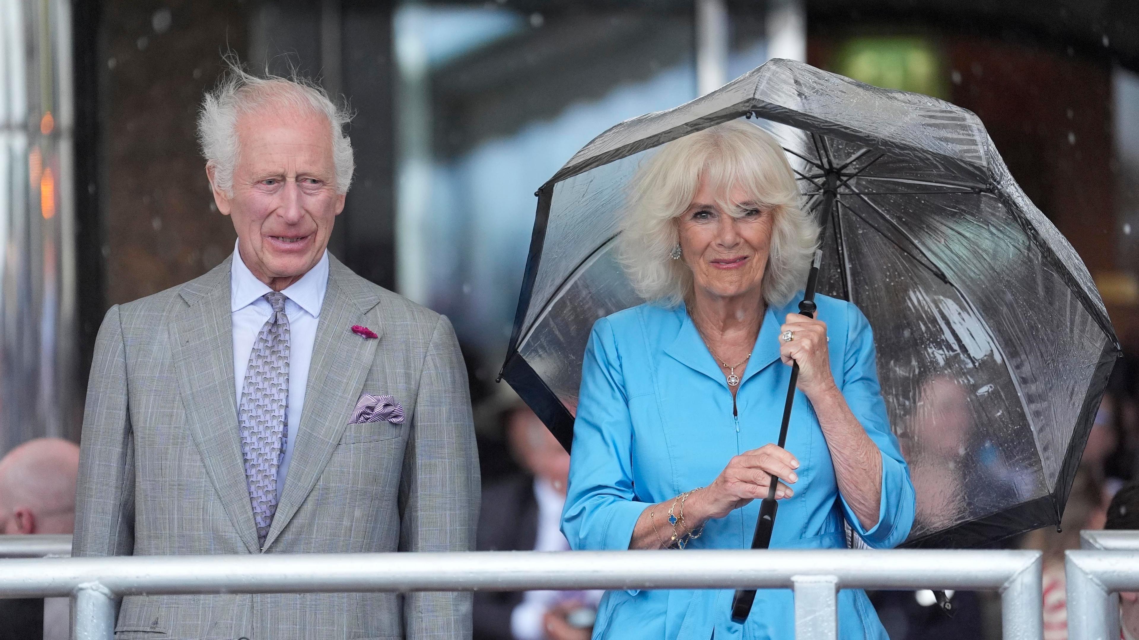 König Charles und Camilla bei schlechtem Wetter zu Besuch auf der Insel Jersey