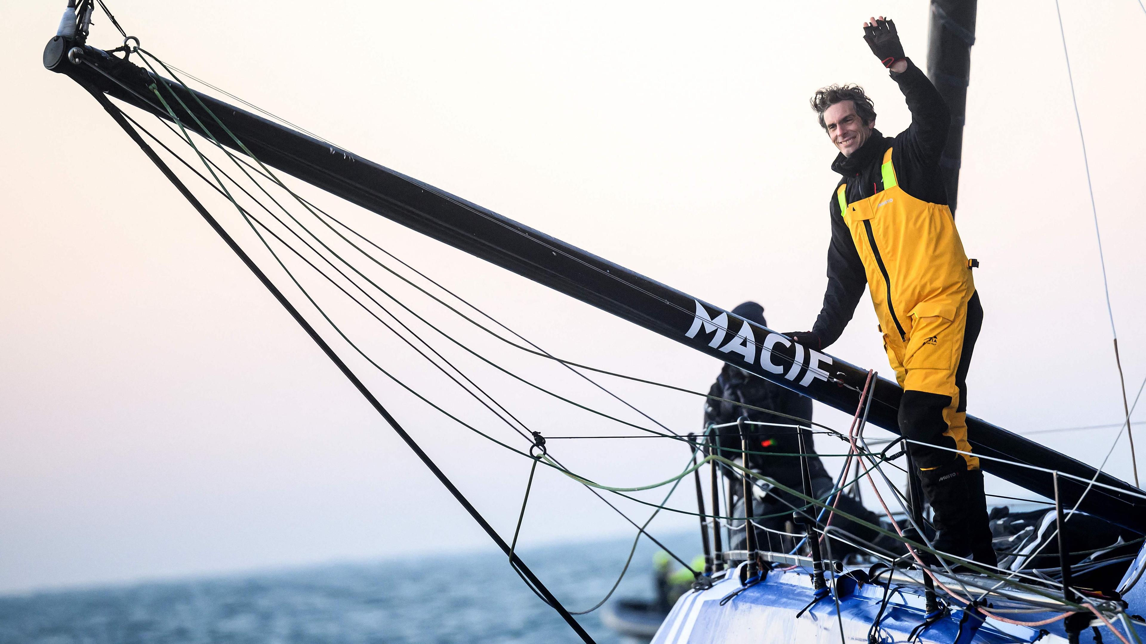 Der französische Skipper Charlie Dalin feiert an Bord seines Imoca 60-Einrümpfers „Macif“, nachdem er vor der Küste von Les Sables-d'Olonne die Ziellinie der 10. Ausgabe des Einrümpfer-Segelrennens „Vendee Globe rund um die Welt“ überquert hat