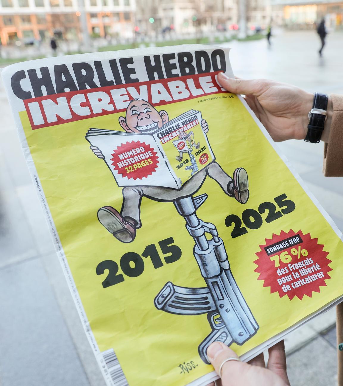 Ein Mann hält ein Exemplar der neuesten Ausgabe des französischen Satiremagazins Charlie Hebdo.