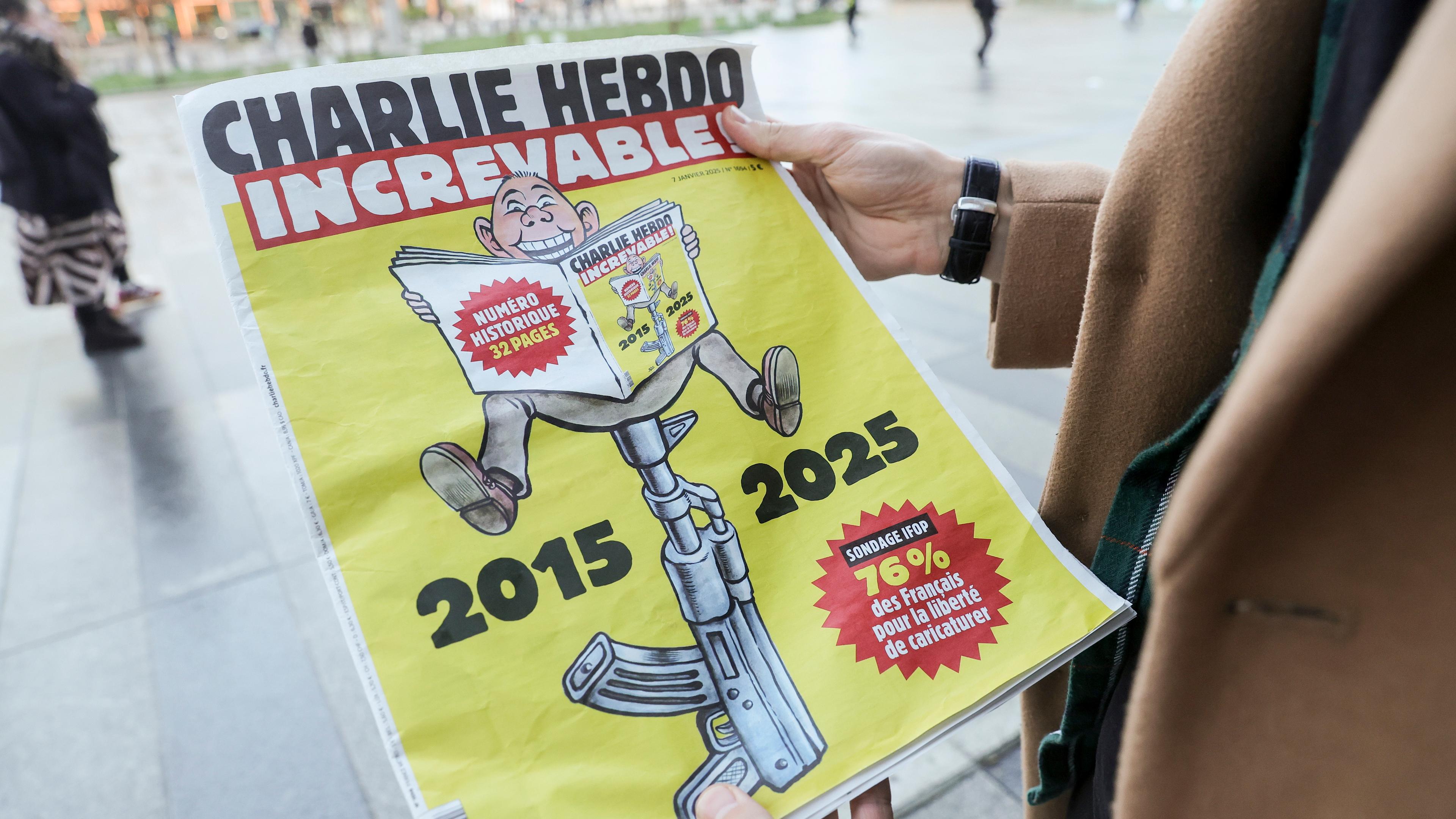 Ein Mann hält ein Exemplar der neuesten Ausgabe des französischen Satiremagazins Charlie Hebdo.