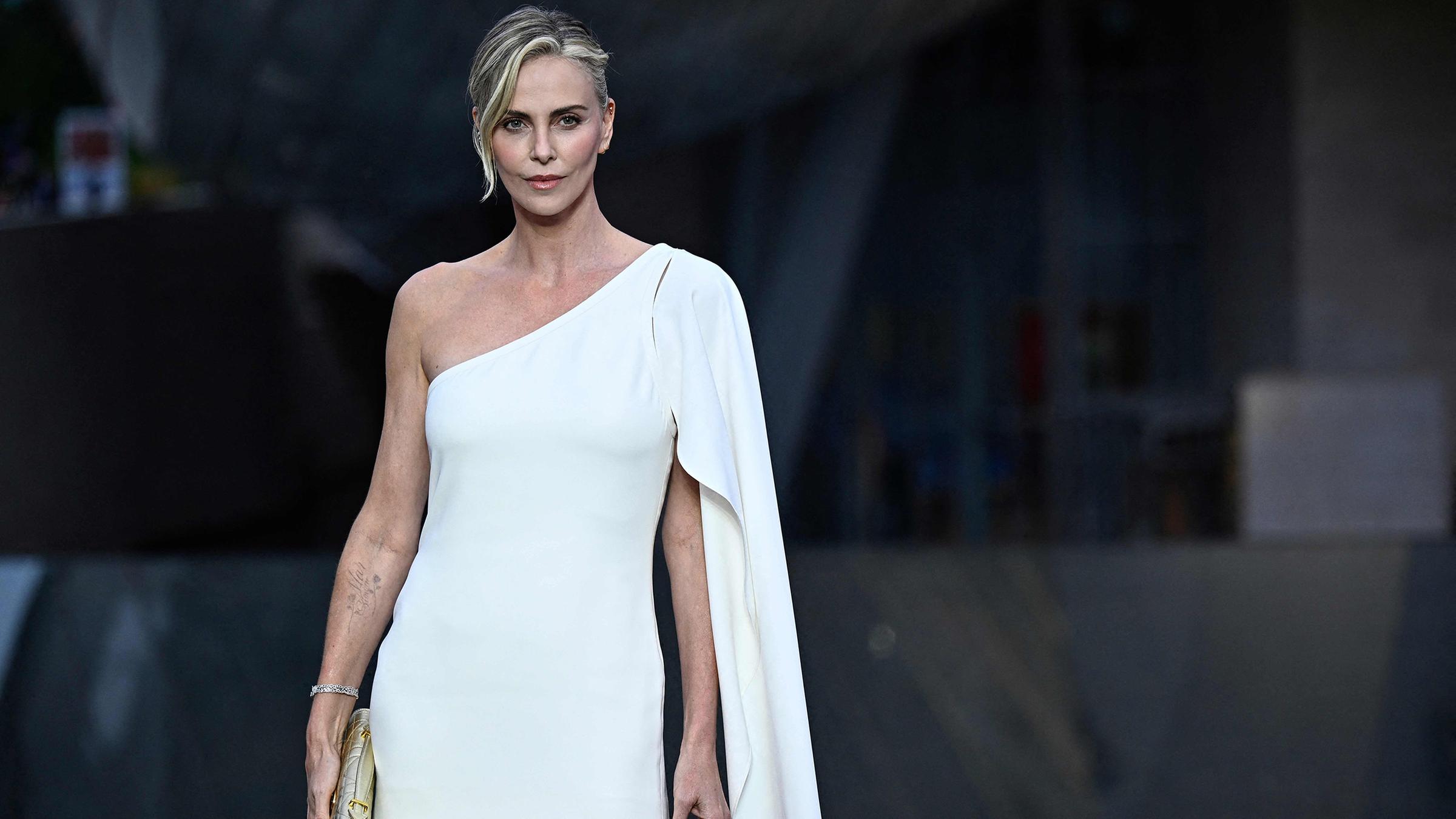 Schauspielerin Charlize Theron auf einem Olympia-Event in Paris